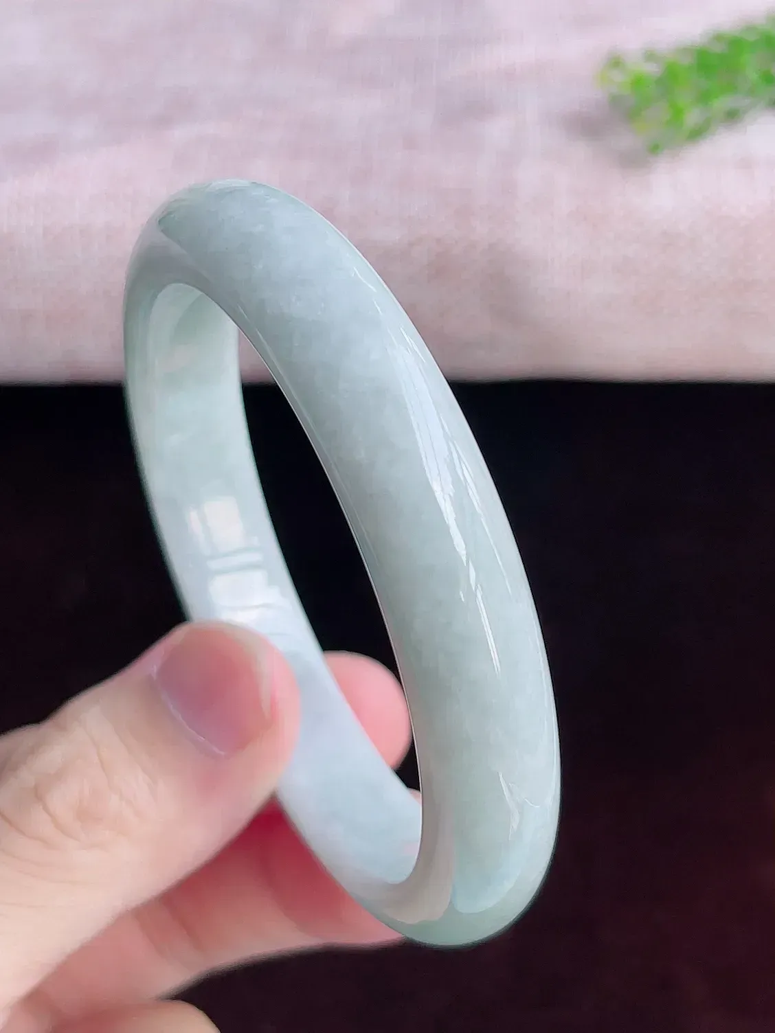 正圈59圈口   A货翡翠精美水润翡翠手镯  水头足，水润细腻，色泽清新自然，优雅灵动，清爽秀气，上手高贵漂亮，E726.28（自然光欣赏 阳台自然光实拍）尺寸59-12-8.5mm