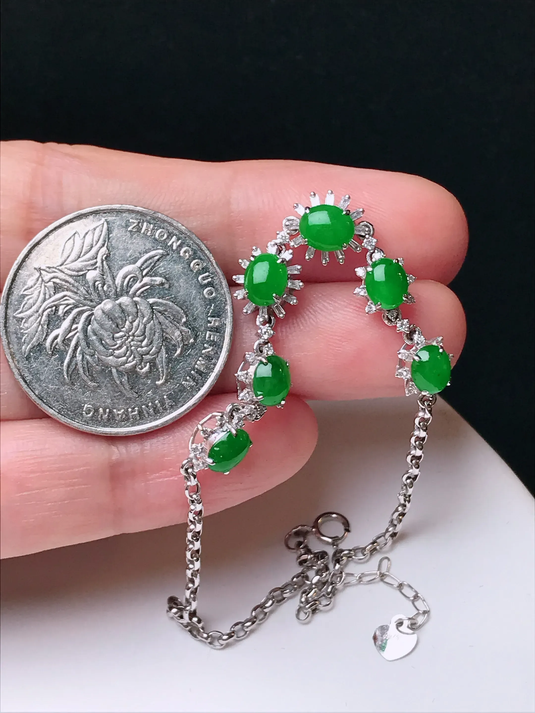 严选推荐手链，老坑冰种满色阳绿蛋面手链，18k金镶嵌而成，品相佳，佩戴效果出众，尽显气质。种水很好，盈润通透，起强玻璃光泽。色泽纯正，相当漂亮。高性价比，值得入手品鉴。裸石尺寸约5.8-4.5毫米