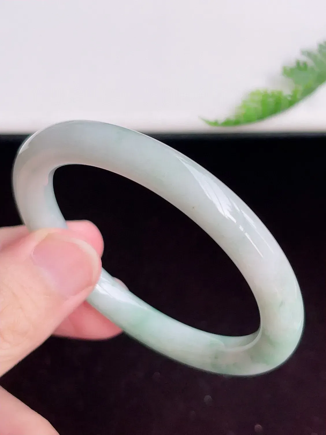 缅甸翡翠圆条手镯54mm  冰润飘花圆条翡翠手镯，玉质细腻水润，色泽清秀亮丽，飘花灵动  上手高贵典雅，W70.27     尺寸：54-8.2mm