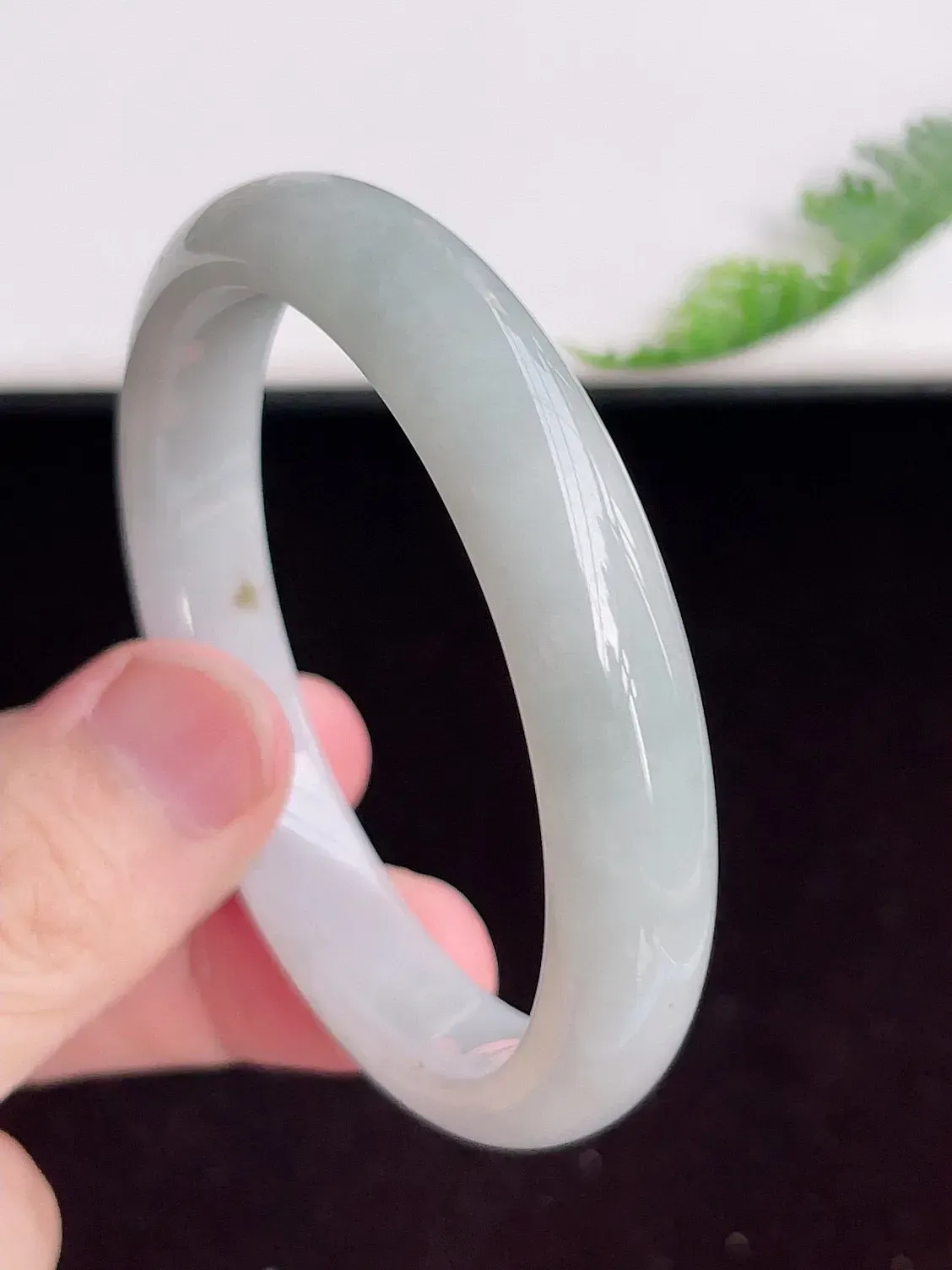 自然光实拍，57mm 冰润翡翠手镯，玉质冰润细腻，种水足，料子老，质感好，冰清玉洁，佩戴效果迷人，W207.27  尺寸：57-11.3-7.2mm