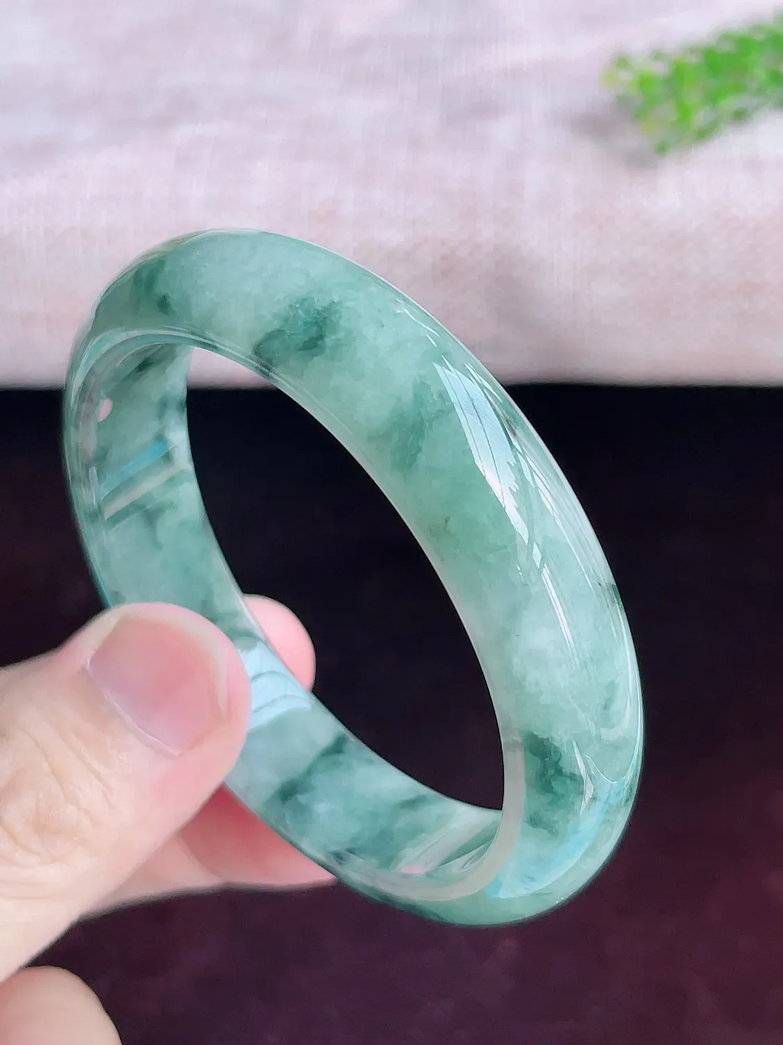 正圈56圈口   A货翡翠精美水润飘花翡翠手镯  飘花灵动飘逸  水头足，水润细腻，色泽清新自然，优雅灵动，清爽秀气，上手高贵漂亮，E726.28（自然光欣赏 阳台自然光实拍）尺寸56-13.5-7.8mm