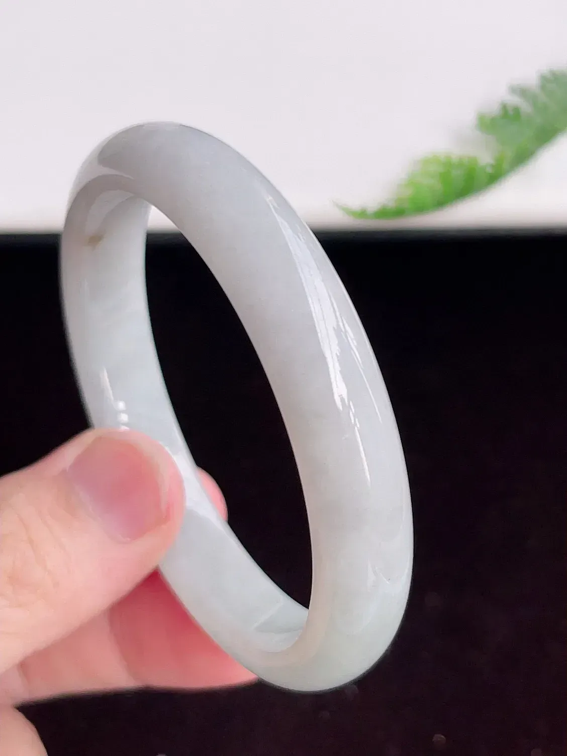 自然光实拍，57mm 冰润翡翠手镯，玉质冰润细腻，种水足，料子老，质感好，冰清玉洁，佩戴效果迷人，W207.27  尺寸：57-11.3-7.2mm
