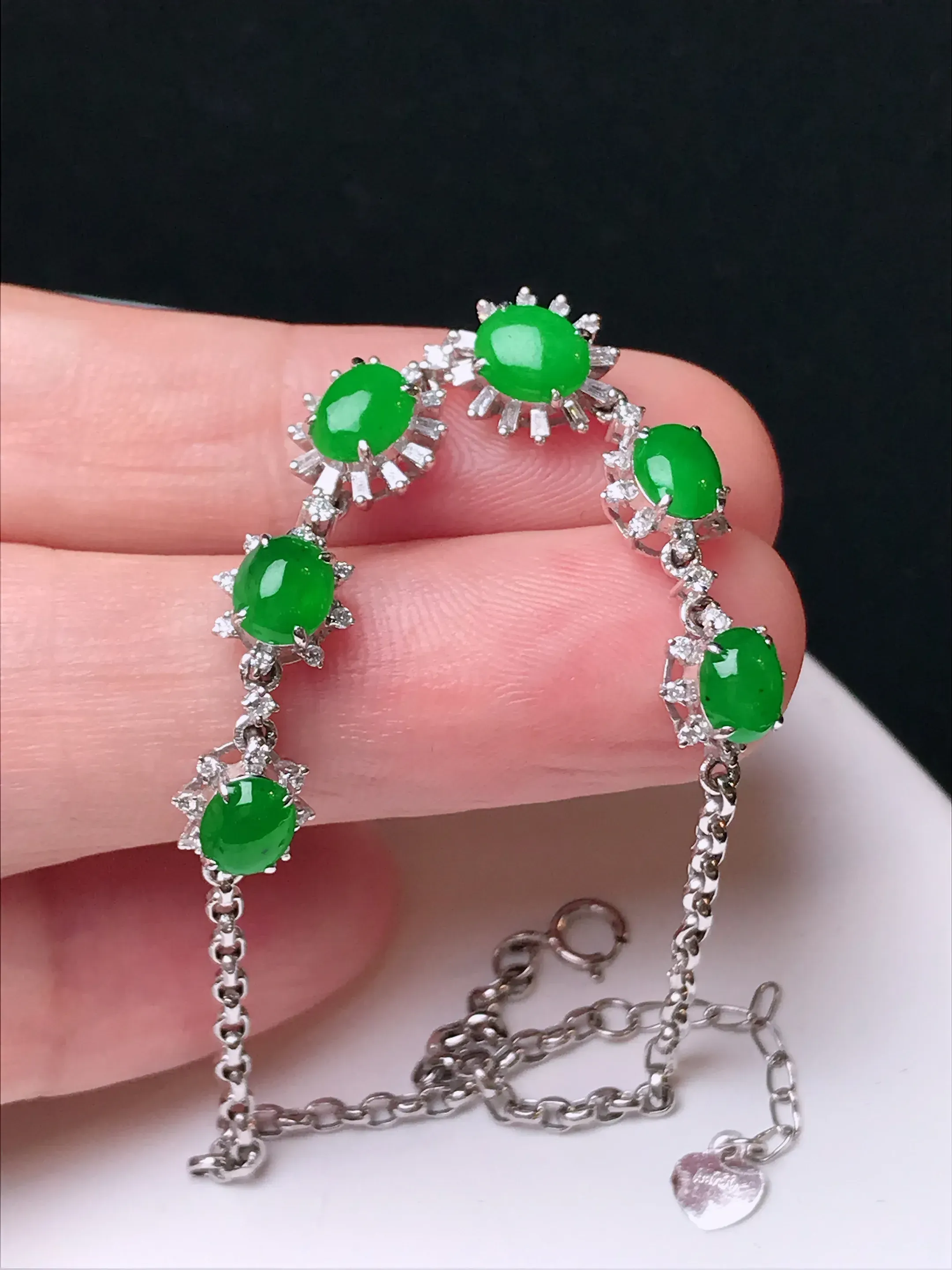 严选推荐手链，老坑冰种满色阳绿蛋面手链，18k金镶嵌而成，品相佳，佩戴效果出众，尽显气质。种水很好，盈润通透，起强玻璃光泽。色泽纯正，相当漂亮。高性价比，值得入手品鉴。裸石尺寸约5.8-4.5毫米