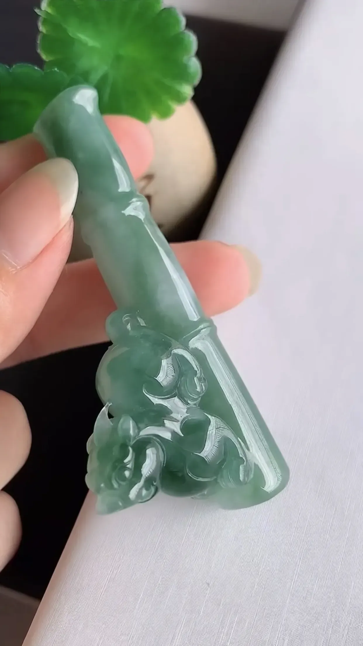 天然翡翠A货 老坑料起胶冰润飘绿招财貔貅烟嘴  玉质细腻 色泽鲜艳 种水好 尺寸69×13×31mm  y30.35