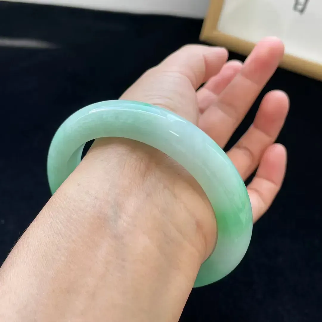 阳绿大圈手镯 种好色阳 细腻 不可多得的品质大圈
