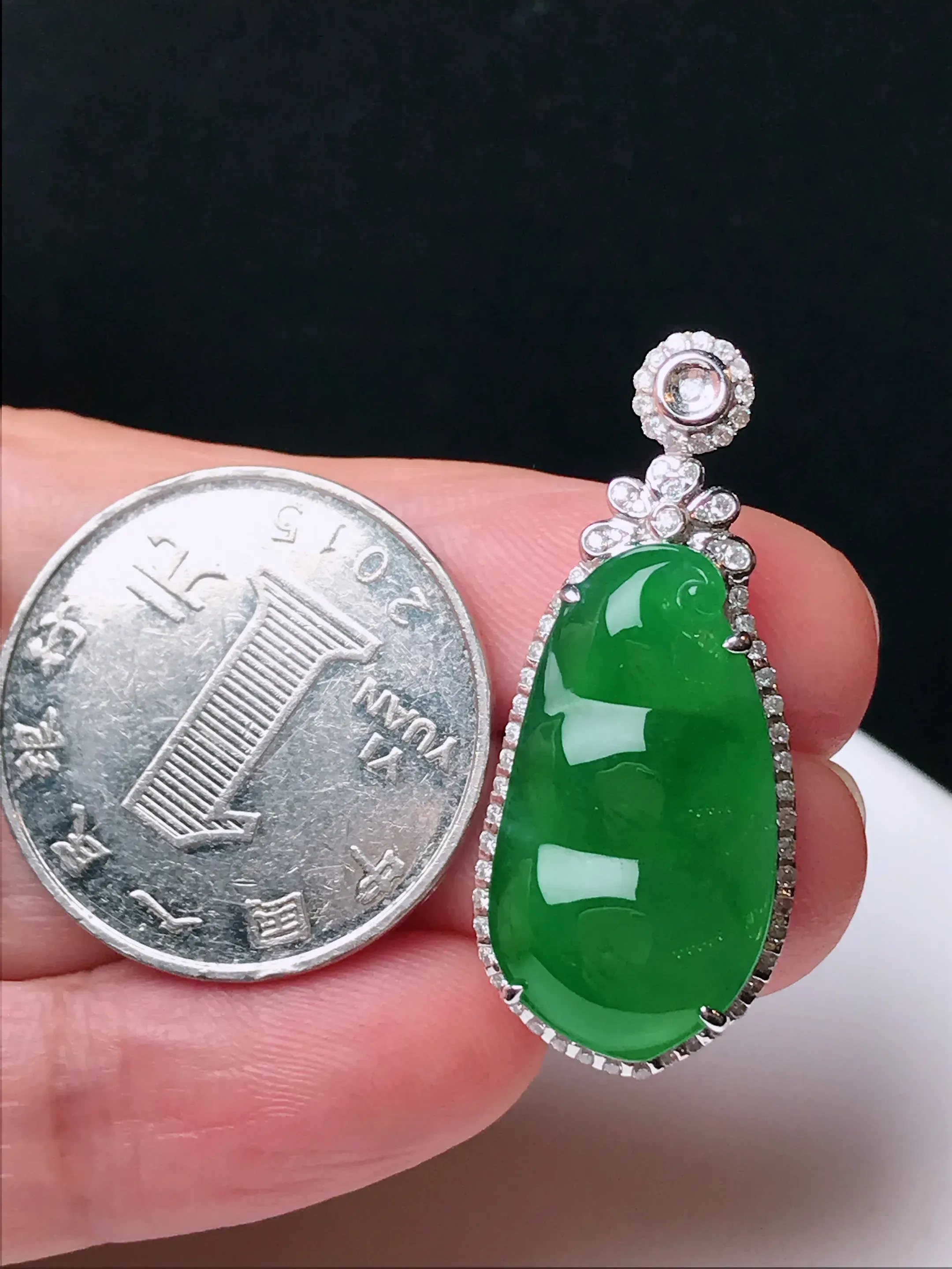 严选推荐福豆，老坑冰种满色四季豆挂件，18k金钻镶嵌，品相佳，佩戴效果佳。老坑种质，肉质水润细腻，晶体结构致密，起强玻璃光泽，莹光四射，美感十足。高性价比，高收藏价值，值得入手。裸石尺寸约23.4-13.7毫米