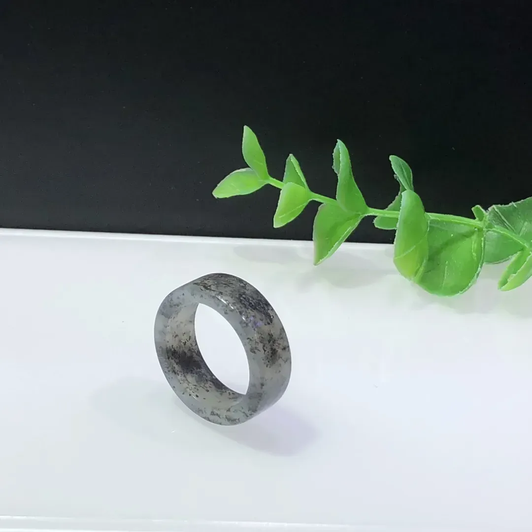 精品和田玉青花乌鸡料扳指指环！玉质细腻油润，俏色乌鸡种！精品冰透～佩戴精致大方！内径19毫米