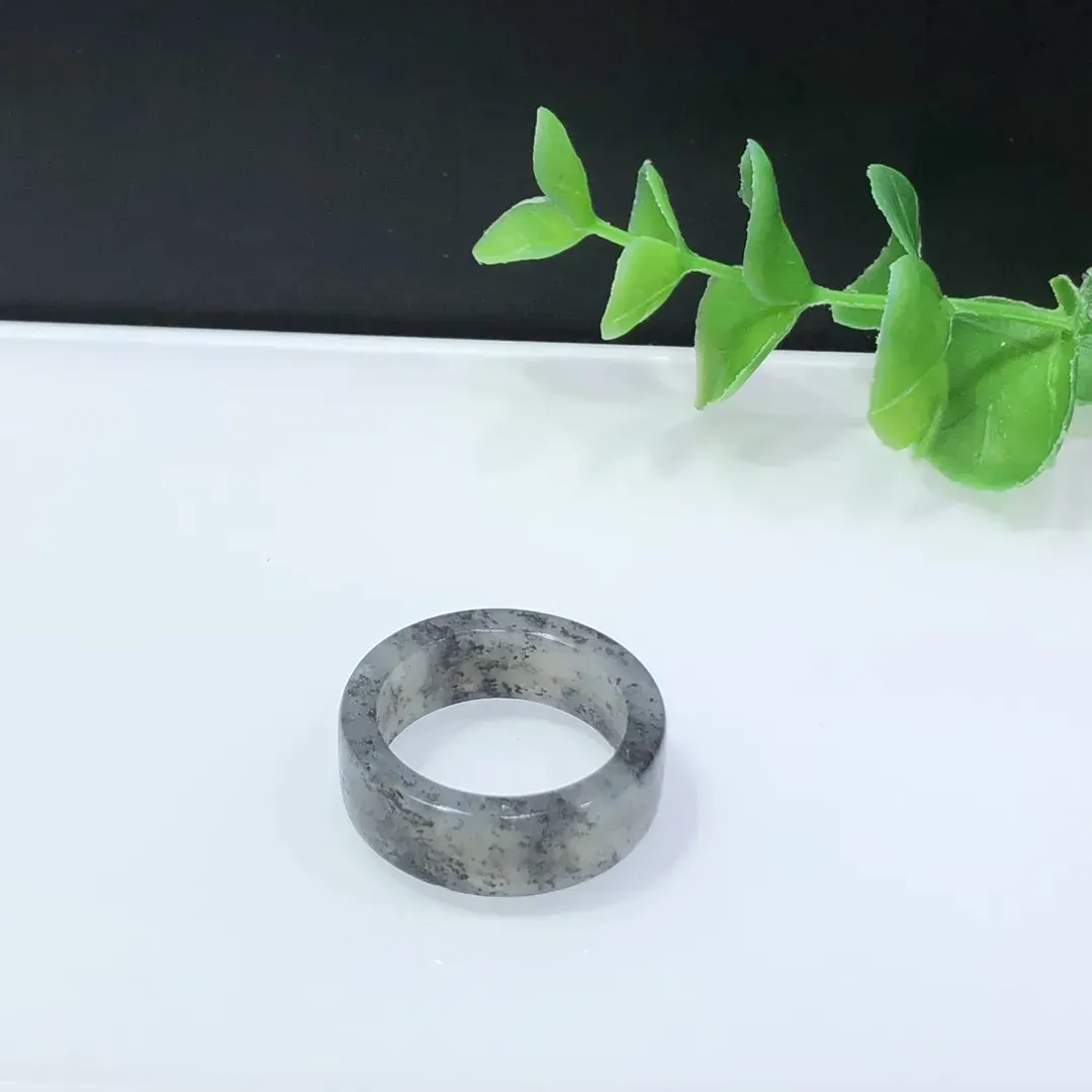 精品和田玉青花乌鸡料扳指指环！玉质细腻油润，俏色乌鸡种！精品冰透～佩戴精致大方！内径19毫米