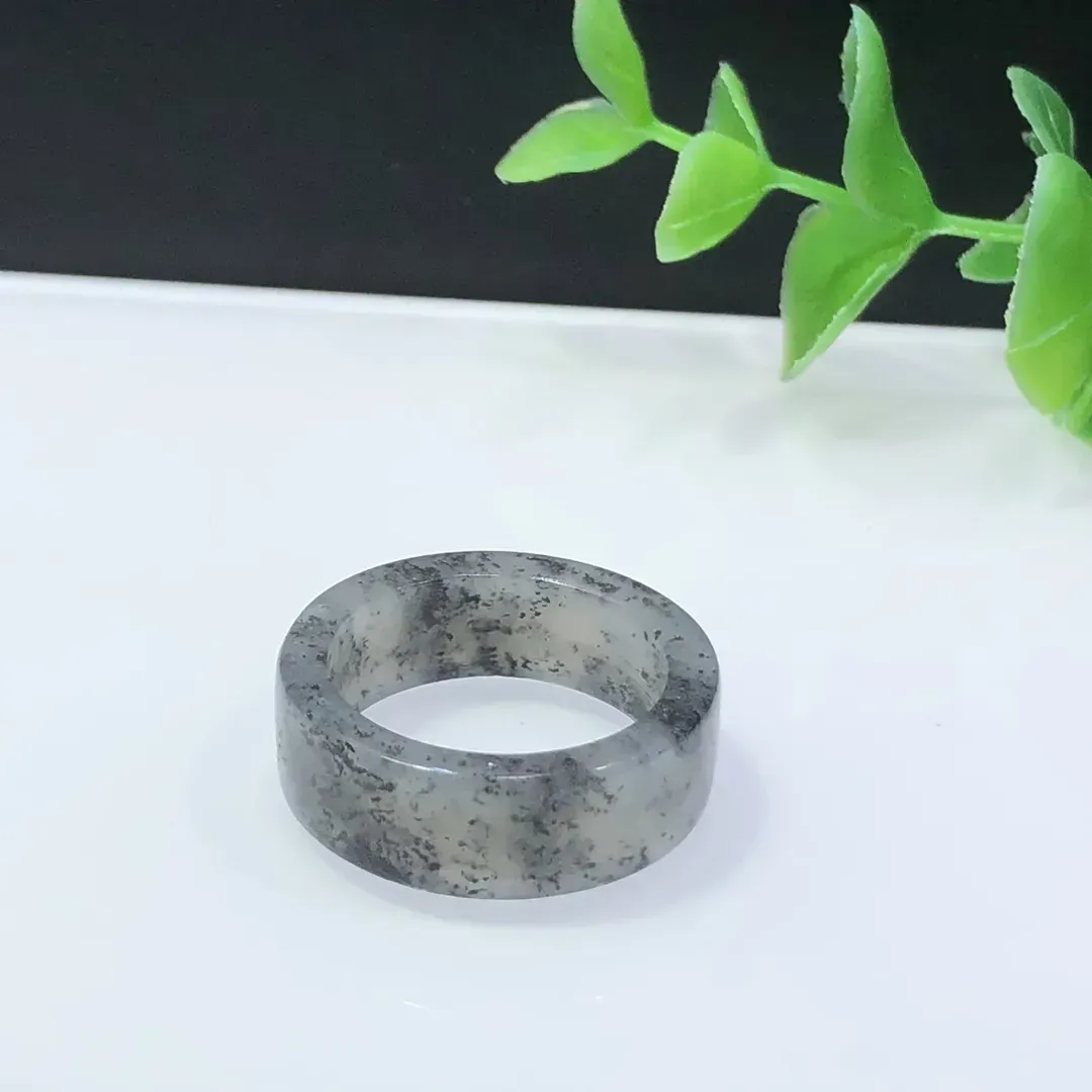精品和田玉青花乌鸡料扳指指环！玉质细腻油润，俏色乌鸡种！精品冰透～佩戴精致大方！内径19毫米