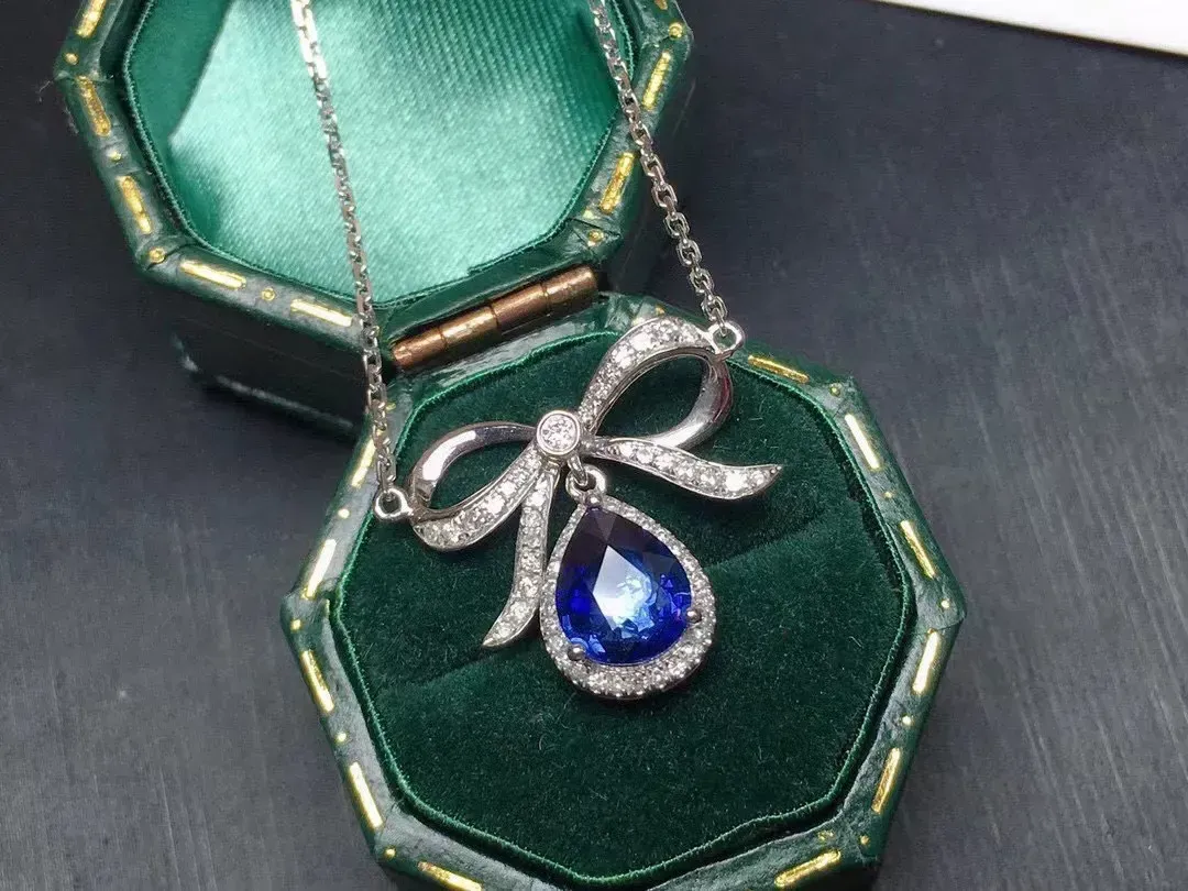 皇家蓝蓝宝石18k金锁骨链，迷人皇家蓝，精致优雅时尚，总重3.465克，宝石0.99克拉， 编号716000