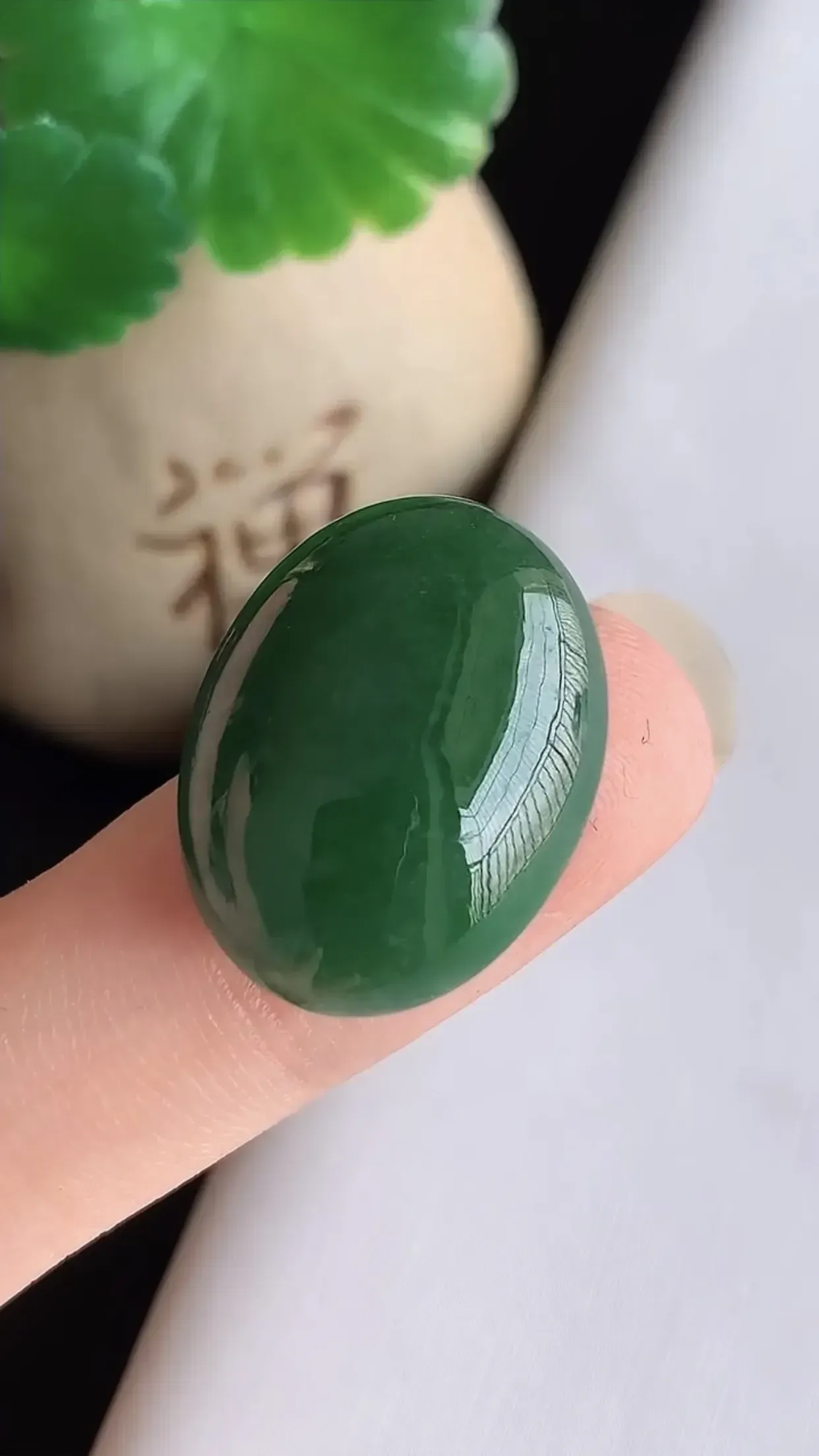 天然翡翠A货 老坑料起胶冰润满绿蛋面 玉质细腻 色泽鲜艳  种水好 镶嵌效果佳 尺寸21×6×7mm