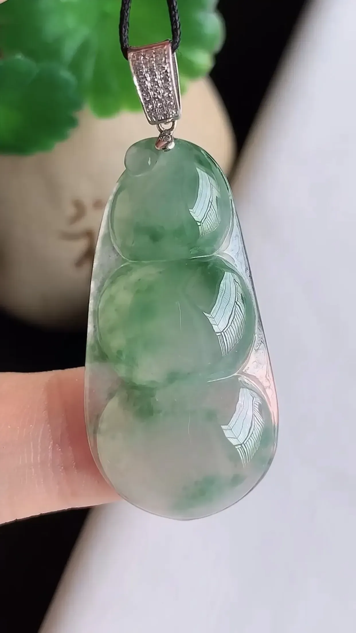 天然翡翠A货 18K金扣镶嵌老坑料起胶冰种飘绿福豆挂件 起荧光起胶 玉质细腻 色泽鲜艳种老水头足 收藏佩戴佳品尺寸31×17×5.5mm  y5.21