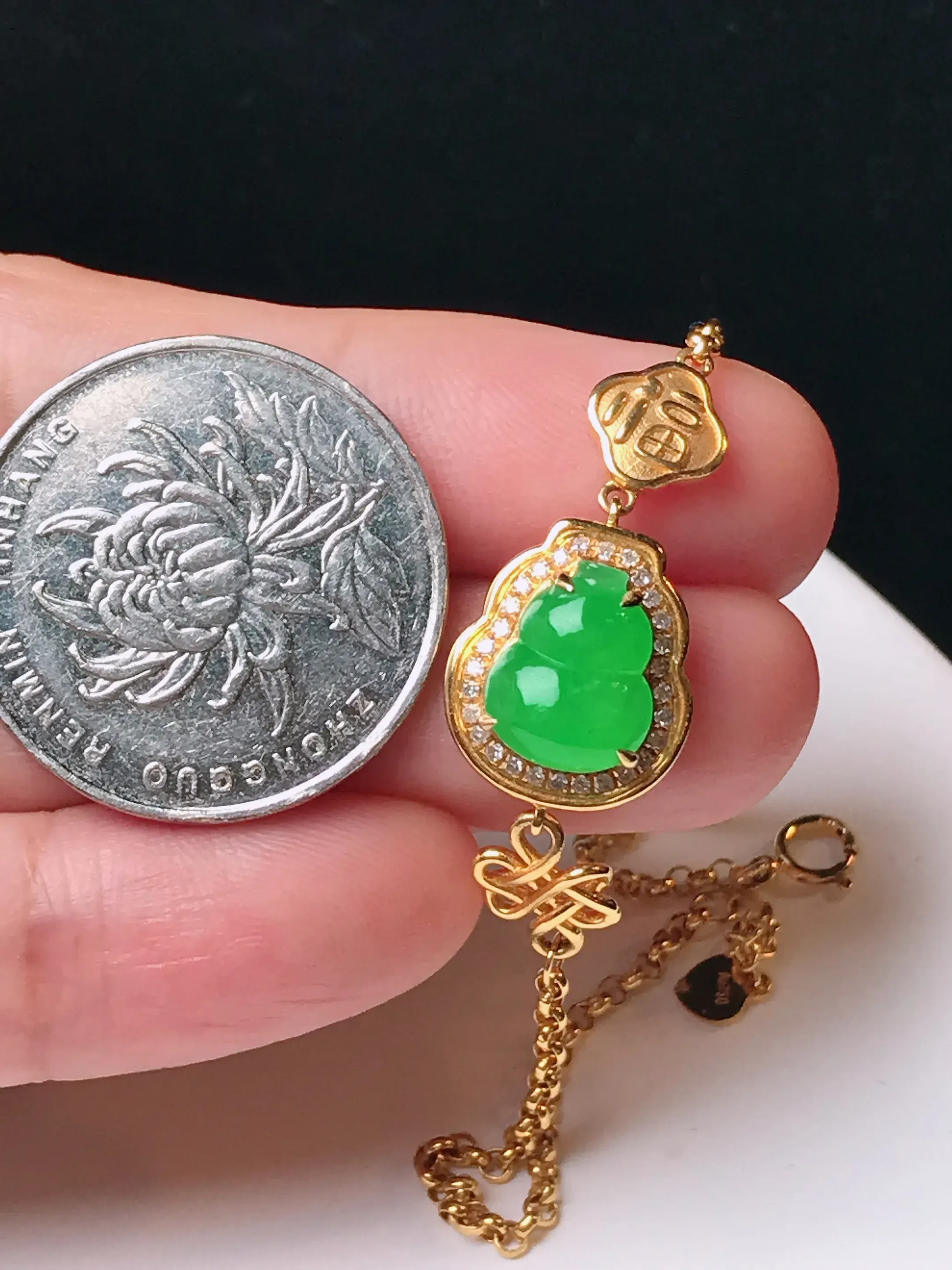 严选推荐手链，老坑水润葫芦手链，18k金钻镶嵌，雕工精细，裸石饱满圆润，肥嘟嘟的，线条流畅，品相佳，佩戴效果佳。种水上乘，莹润通透，起强玻璃光泽。高性价比，值得入手。裸石尺寸约10.3-8.2毫米