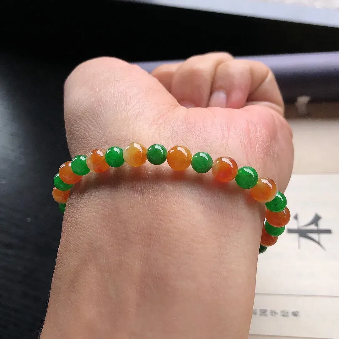 【宝贝】天然翡翠冰润三彩圆珠手串
【尺寸】直径5.5-6.6（㎜）32颗
【描述】冰糯种，三彩，玉质温润，颜色迷人，个别轻纹