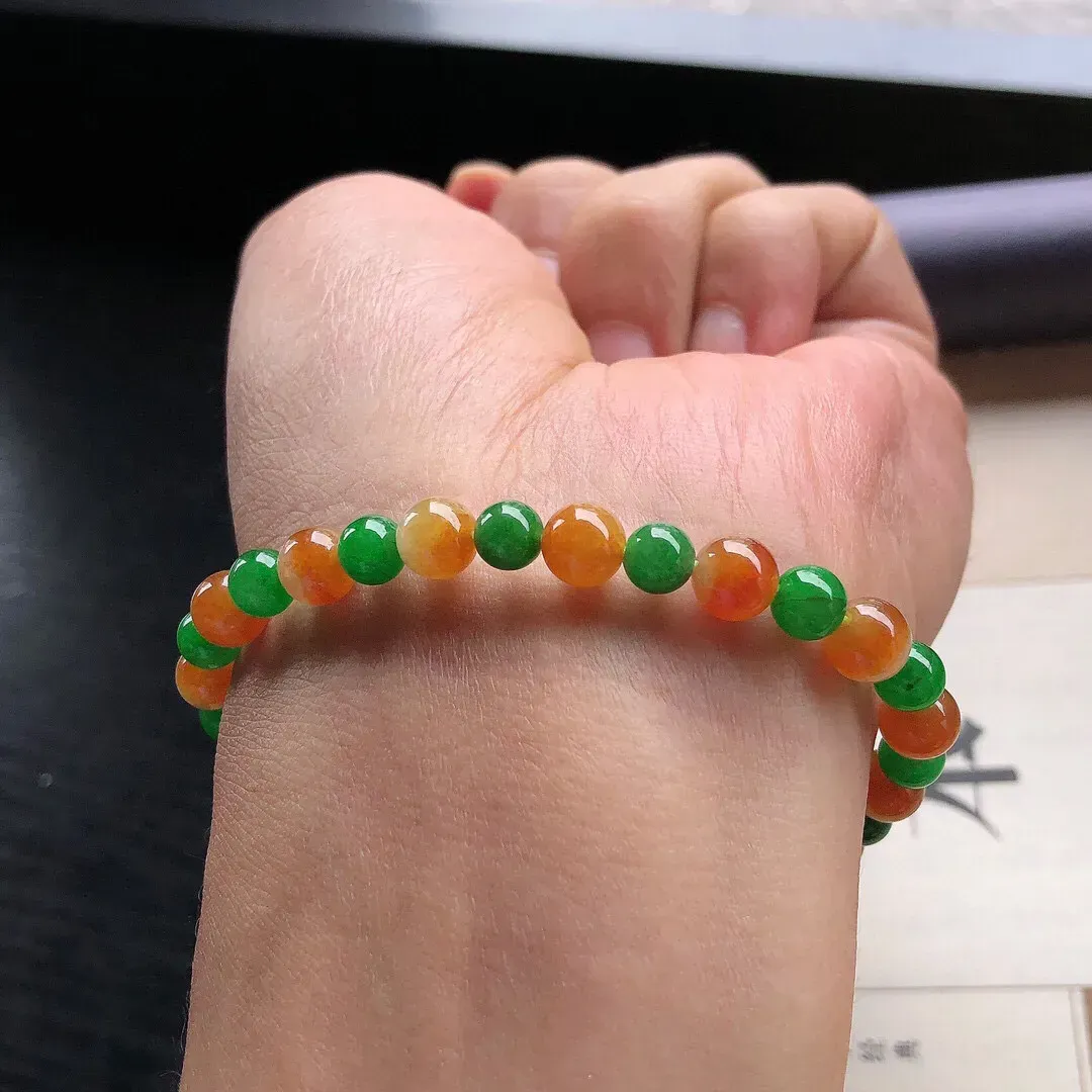 【宝贝】天然翡翠冰润三彩圆珠手串
【尺寸】直径5.5-6.6（㎜）32颗
【描述】冰糯种，三彩，玉质温润，颜色迷人，个别轻纹