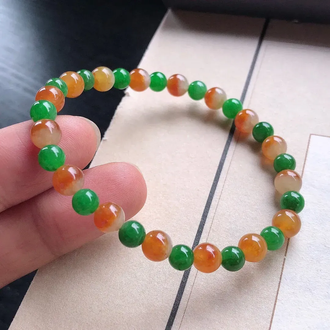 【宝贝】天然翡翠冰润三彩圆珠手串
【尺寸】直径5.5-6.6（㎜）32颗
【描述】冰糯种，三彩，玉质温润，颜色迷人，个别轻纹