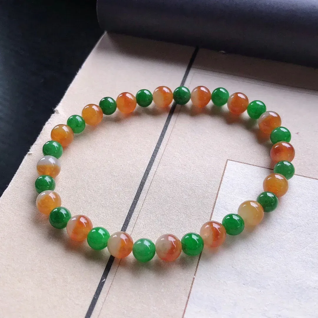 【宝贝】天然翡翠冰润三彩圆珠手串
【尺寸】直径5.5-6.6（㎜）32颗
【描述】冰糯种，三彩，玉质温润，颜色迷人，个别轻纹