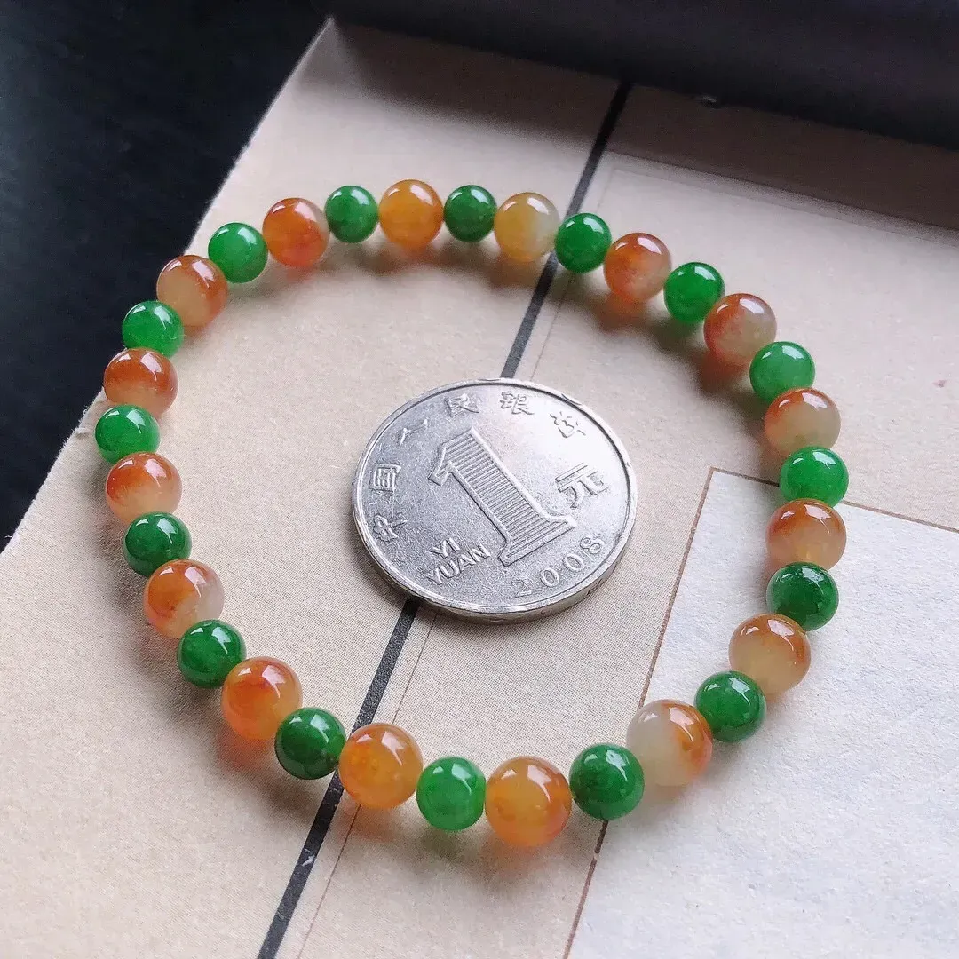 【宝贝】天然翡翠冰润三彩圆珠手串
【尺寸】直径5.5-6.6（㎜）32颗
【描述】冰糯种，三彩，玉质温润，颜色迷人，个别轻纹
