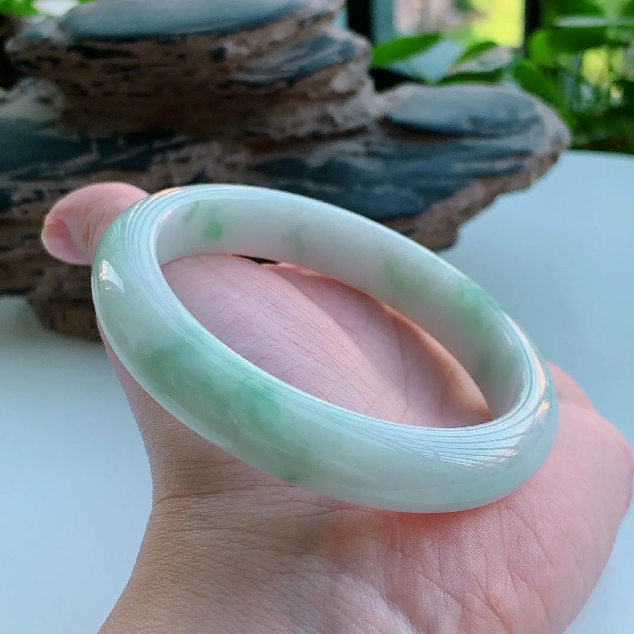 正圈58圈口，天然A货翡翠冰糯种春彩飘阳绿玉手镯，水润秀丽，飘花灵动，种水十足，视觉甜美可人，恰到
