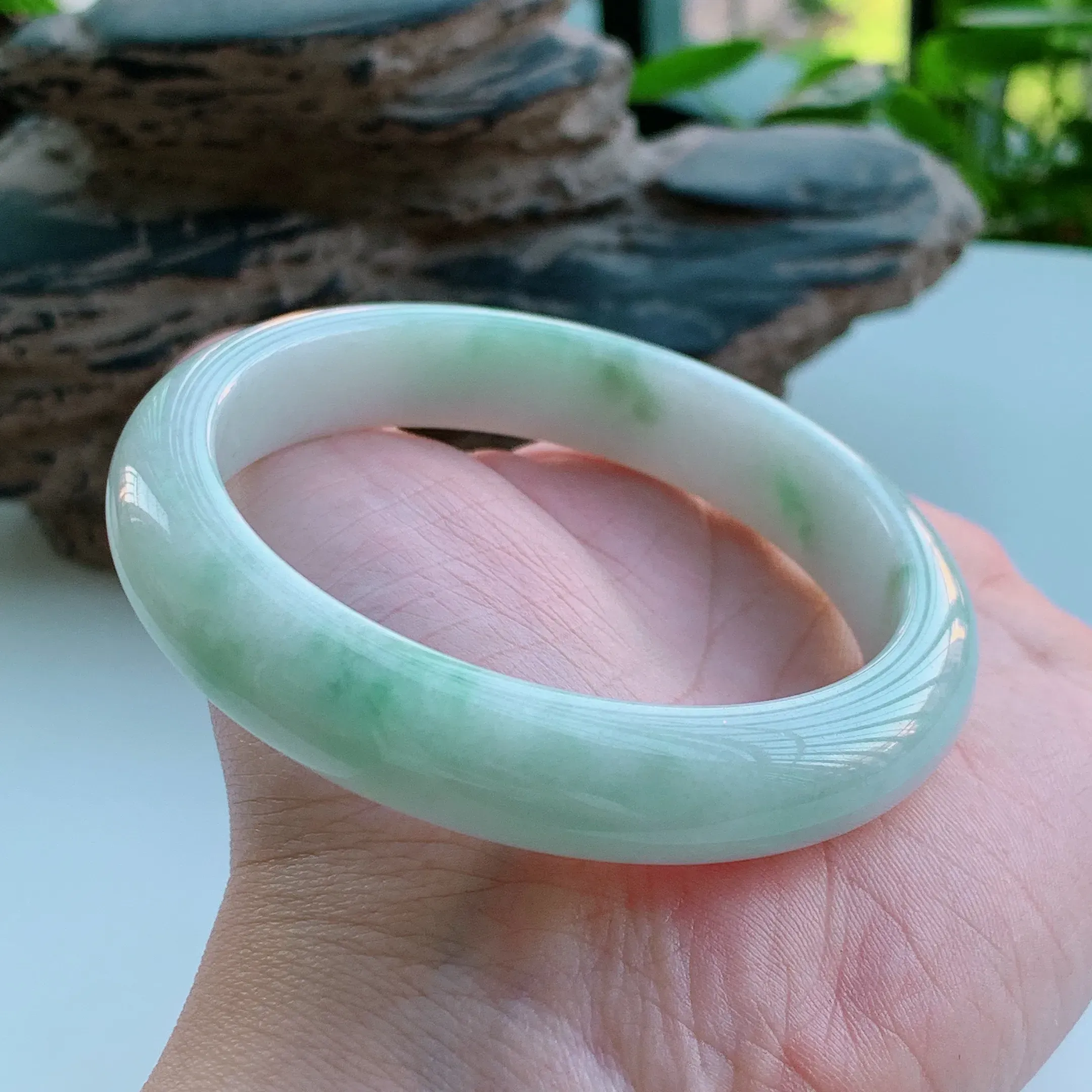 正圈58圈口，天然A货翡翠冰糯种春彩飘阳绿玉手镯，水润秀丽，飘花灵动，种水十足，视觉甜美可人，恰到好处的美，十分高雅耐看，条形优美，上手优雅大方。