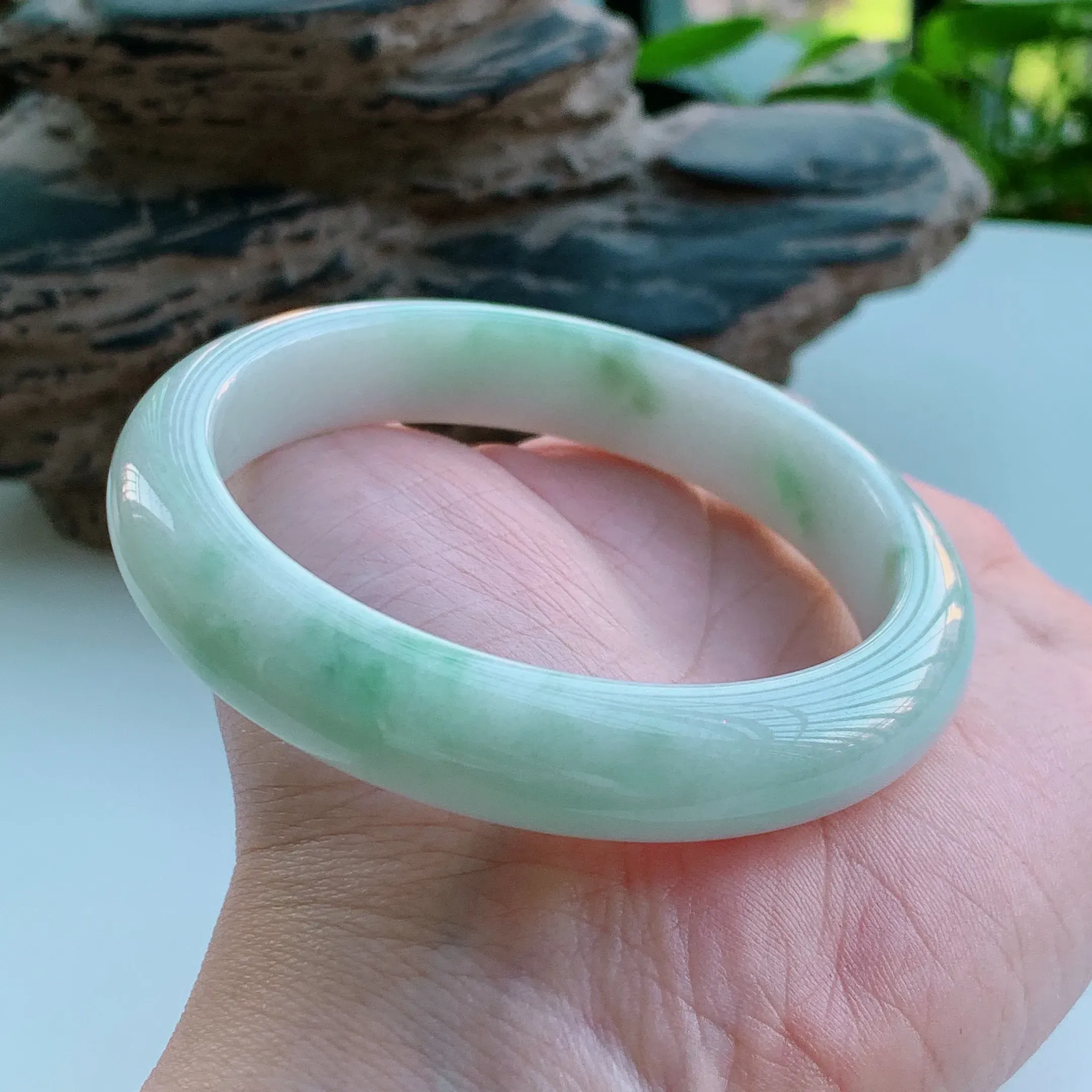 正圈58圈口，天然A货翡翠冰糯种春彩飘阳绿玉手镯，水润秀丽，飘花灵动，种水十足，视觉甜美可人，恰到好处的美，十分高雅耐看，条形优美，上手优雅大方。
