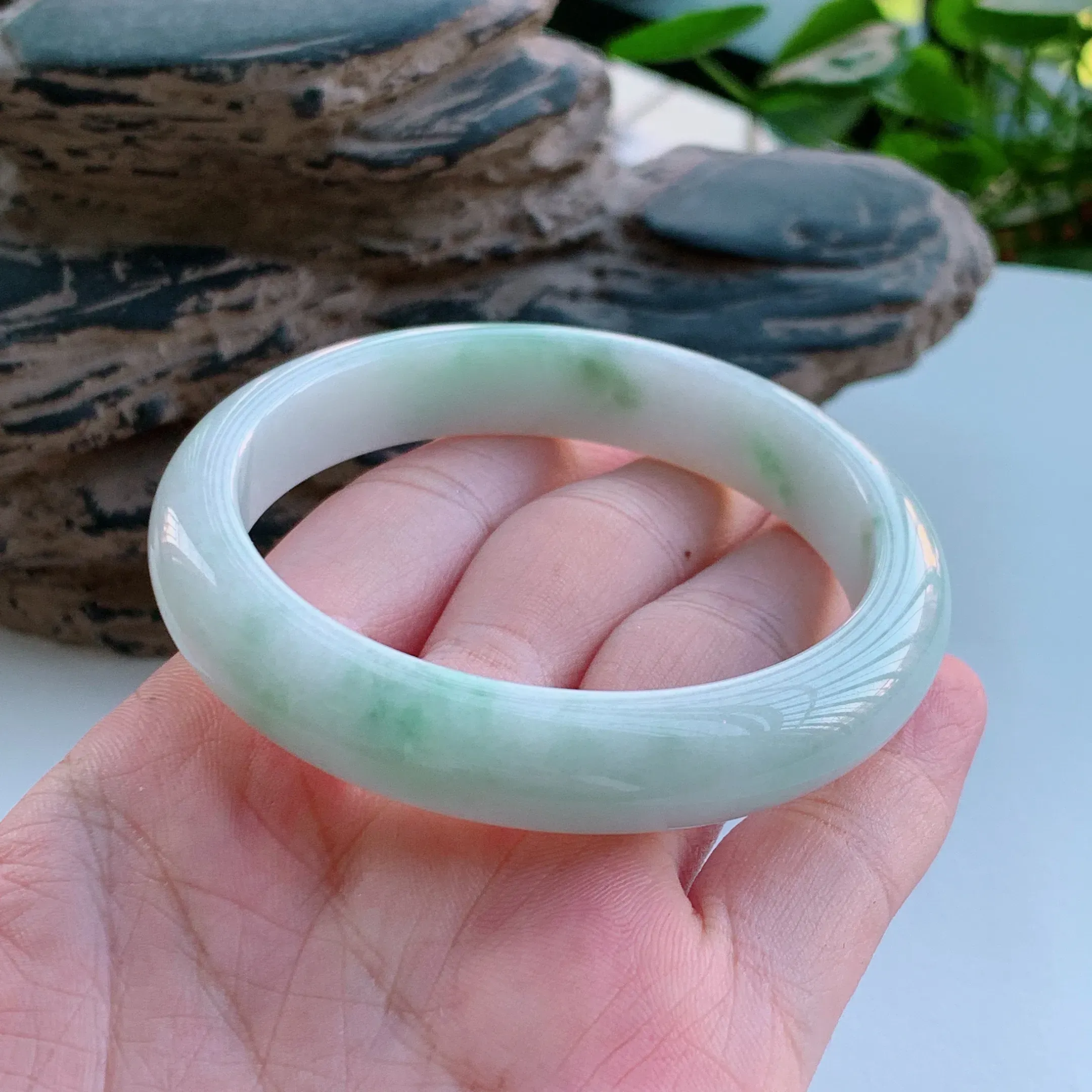 正圈58圈口，天然A货翡翠冰糯种春彩飘阳绿玉手镯，水润秀丽，飘花灵动，种水十足，视觉甜美可人，恰到好处的美，十分高雅耐看，条形优美，上手优雅大方。