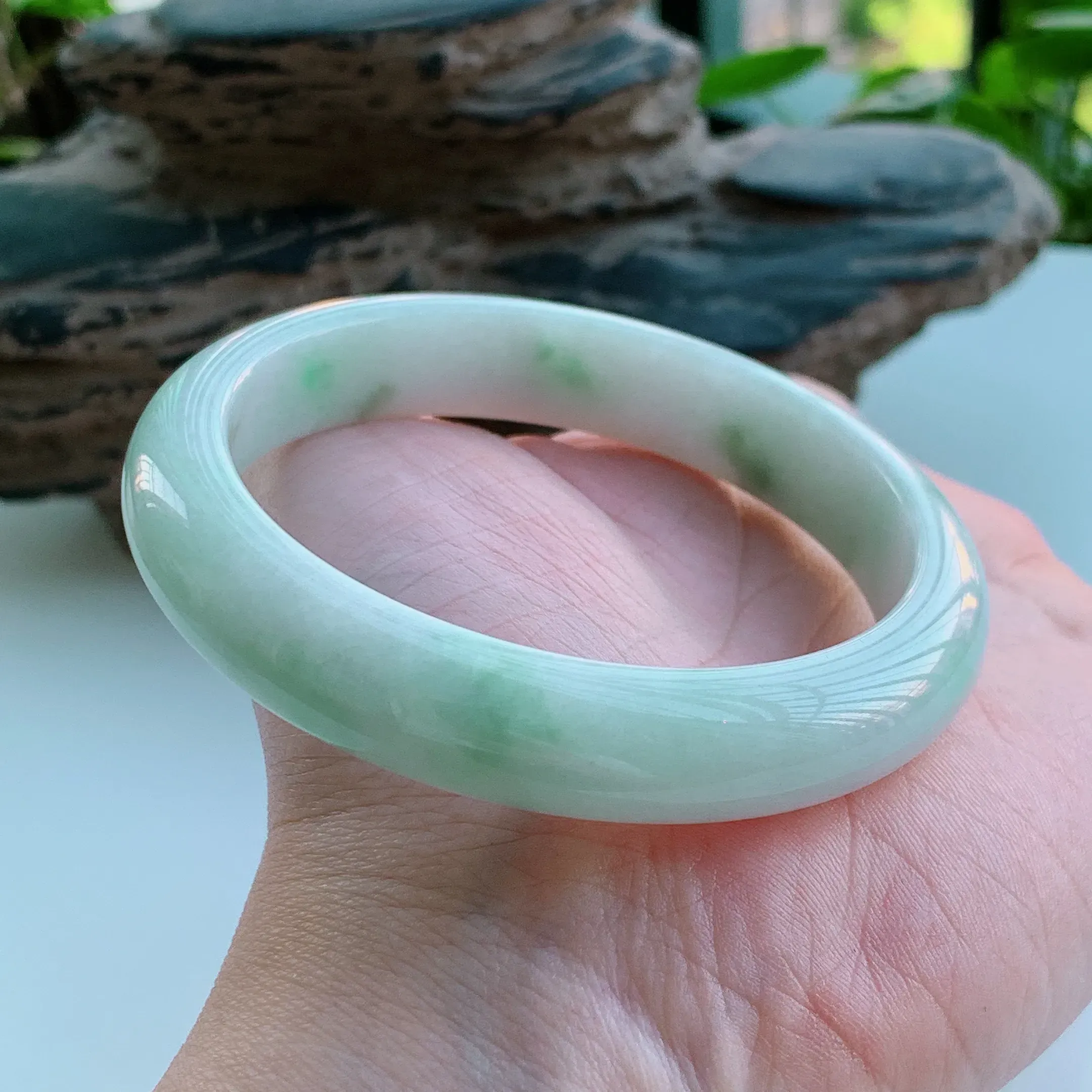 正圈58圈口，天然A货翡翠冰糯种春彩飘阳绿玉手镯，水润秀丽，飘花灵动，种水十足，视觉甜美可人，恰到好处的美，十分高雅耐看，条形优美，上手优雅大方。