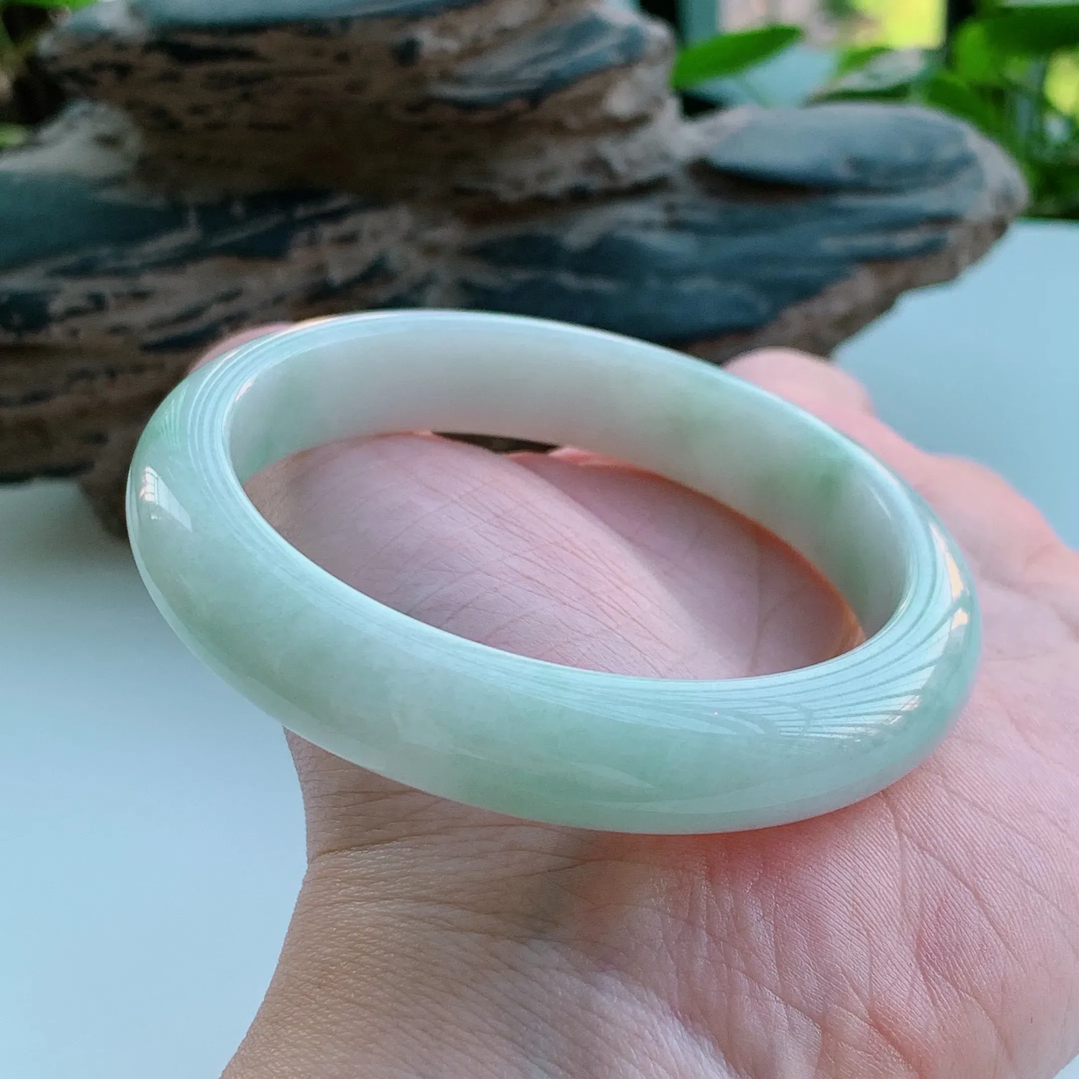 正圈58圈口，天然A货翡翠冰糯种春彩飘阳绿玉手镯，水润秀丽，飘花灵动，种水十足，视觉甜美可人，恰到好处的美，十分高雅耐看，条形优美，上手优雅大方。