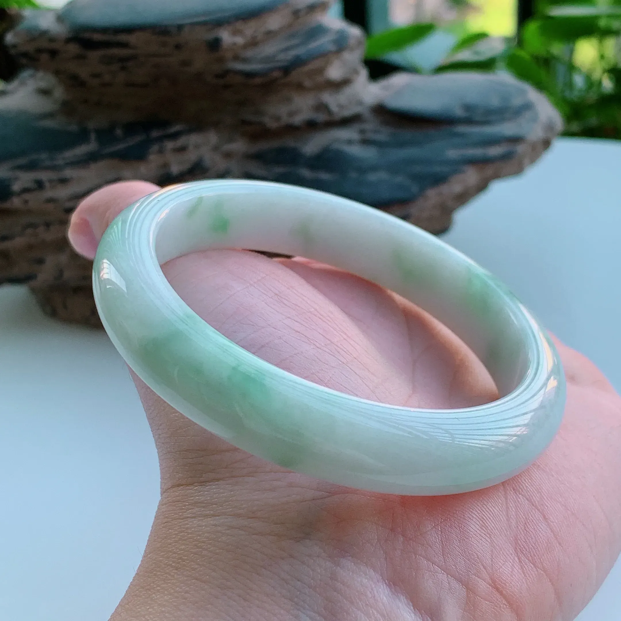 正圈58圈口，天然A货翡翠冰糯种春彩飘阳绿玉手镯，水润秀丽，飘花灵动，种水十足，视觉甜美可人，恰到好处的美，十分高雅耐看，条形优美，上手优雅大方。