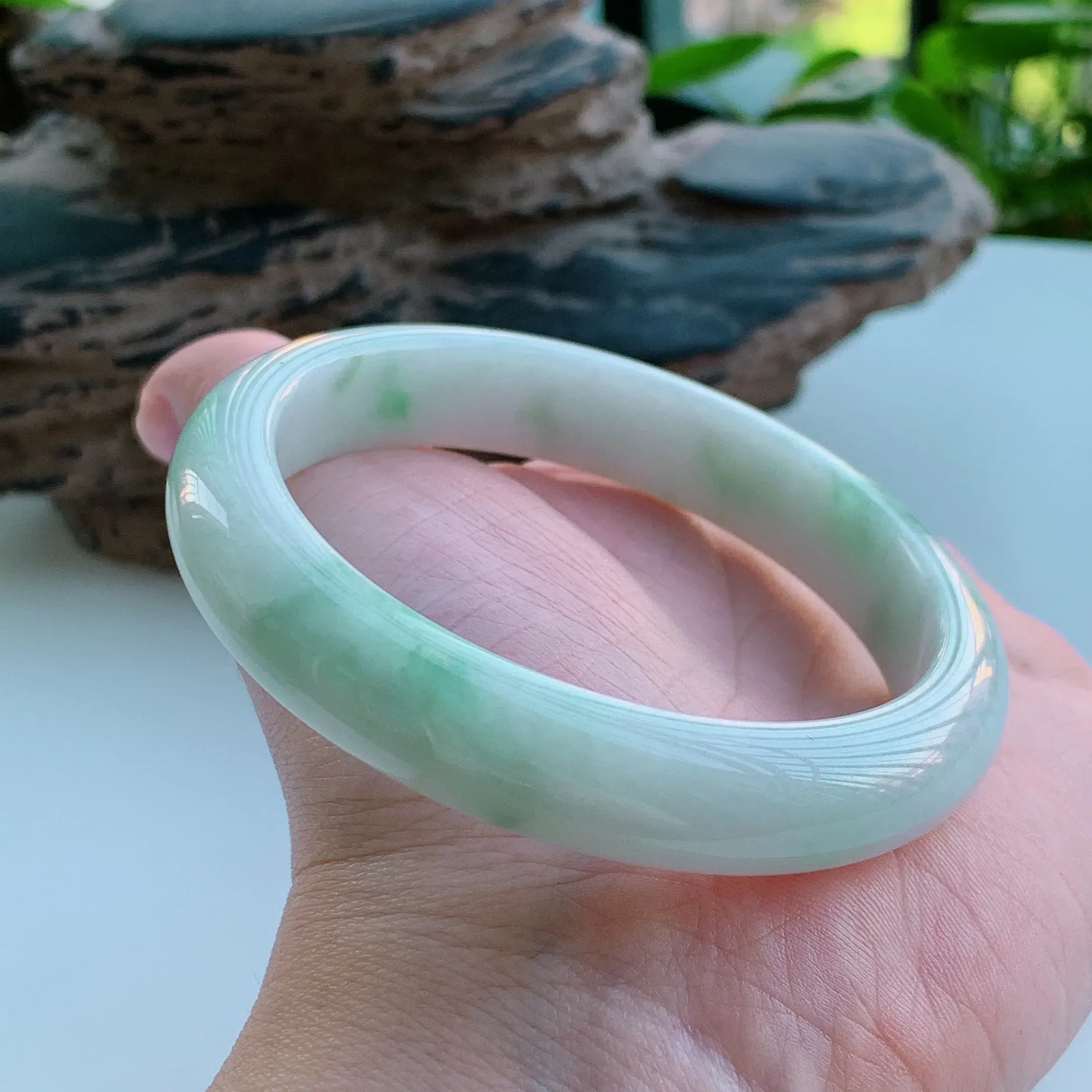 正圈58圈口，天然A货翡翠冰糯种春彩飘阳绿玉手镯，水润秀丽，飘花灵动，种水十足，视觉甜美可人，恰到好处的美，十分高雅耐看，条形优美，上手优雅大方。