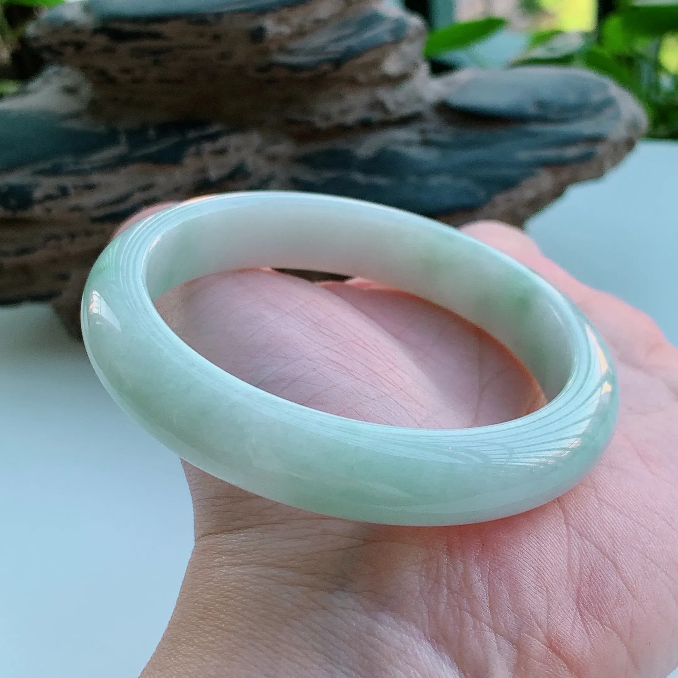 正圈58圈口，天然A货翡翠冰糯种春彩飘阳绿玉手镯，水润秀丽，飘花灵动，种水十足，视觉甜美可人，恰到好处的美，十分高雅耐看，条形优美，上手优雅大方。