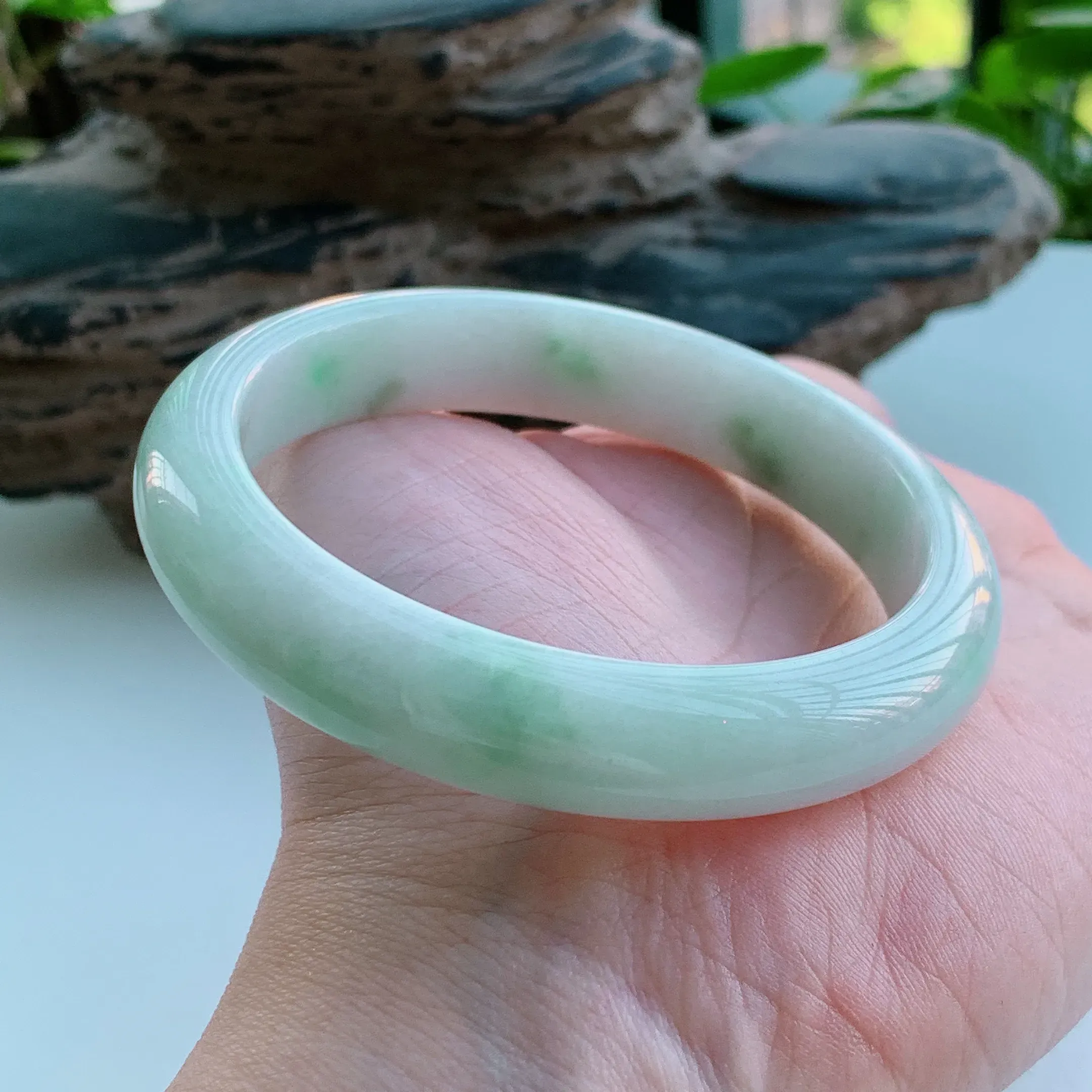 正圈58圈口，天然A货翡翠冰糯种春彩飘阳绿玉手镯，水润秀丽，飘花灵动，种水十足，视觉甜美可人，恰到好处的美，十分高雅耐看，条形优美，上手优雅大方。