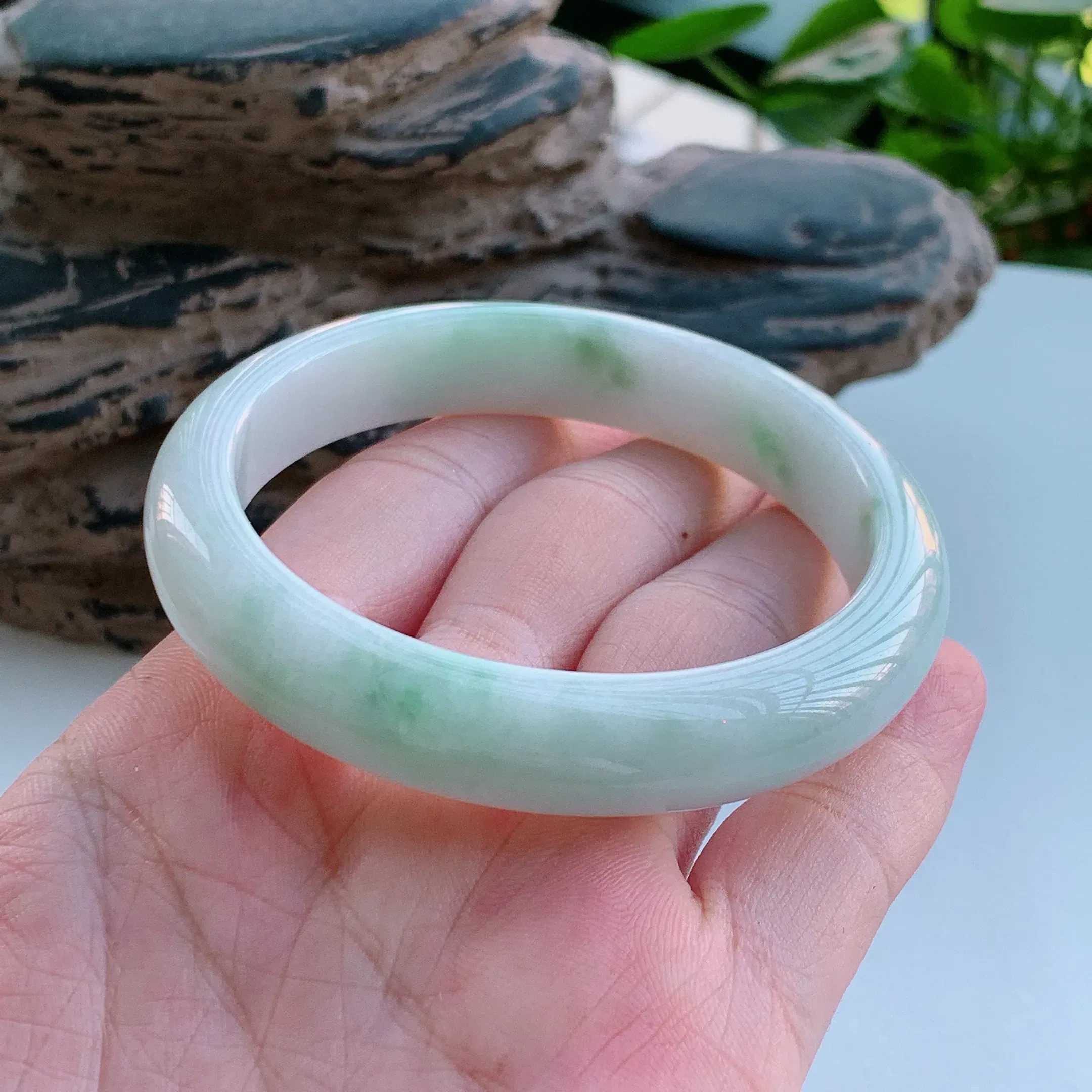 正圈58圈口，天然A货翡翠冰糯种春彩飘阳绿玉手镯，水润秀丽，飘花灵动，种水十足，视觉甜美可人，恰到好处的美，十分高雅耐看，条形优美，上手优雅大方。