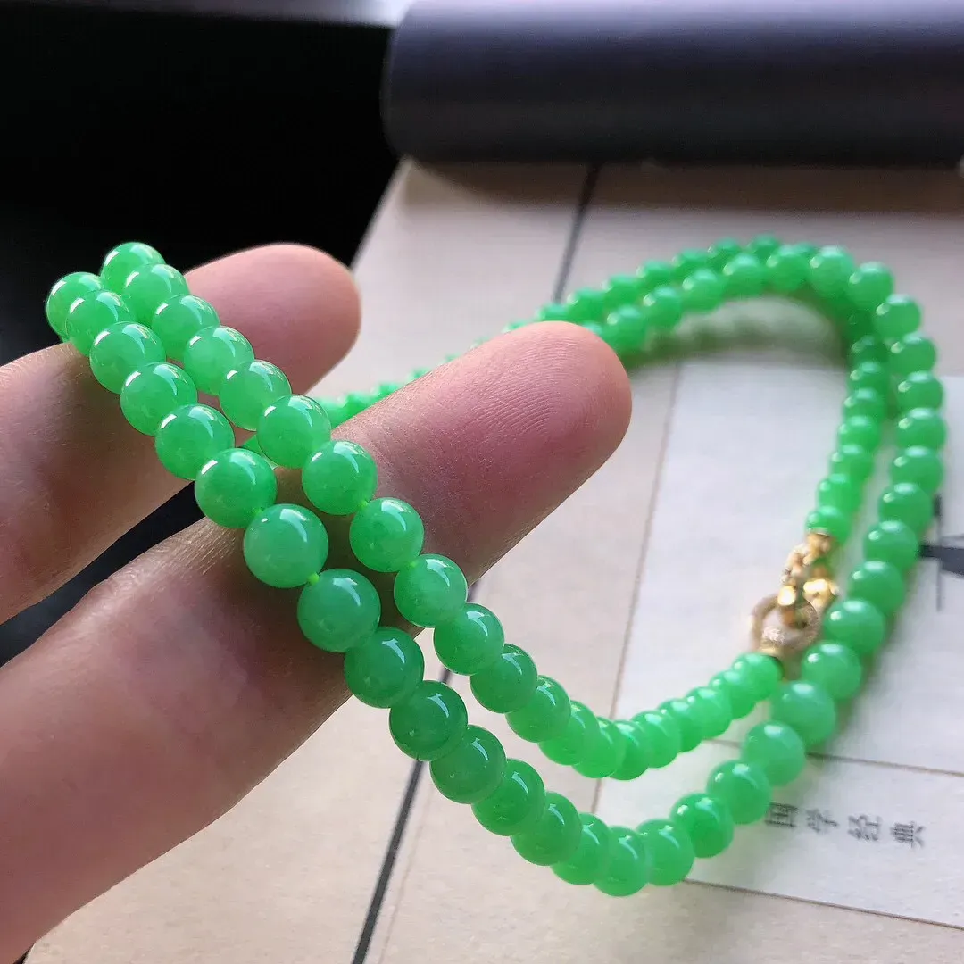【宝贝】天然翡翠冰润阳绿圆珠项链
【尺寸】直径5.1-6.6（㎜）108颗佛珠
【描述】冰糯种，阳绿，玉质温润，颜色迷人，个别轻纹