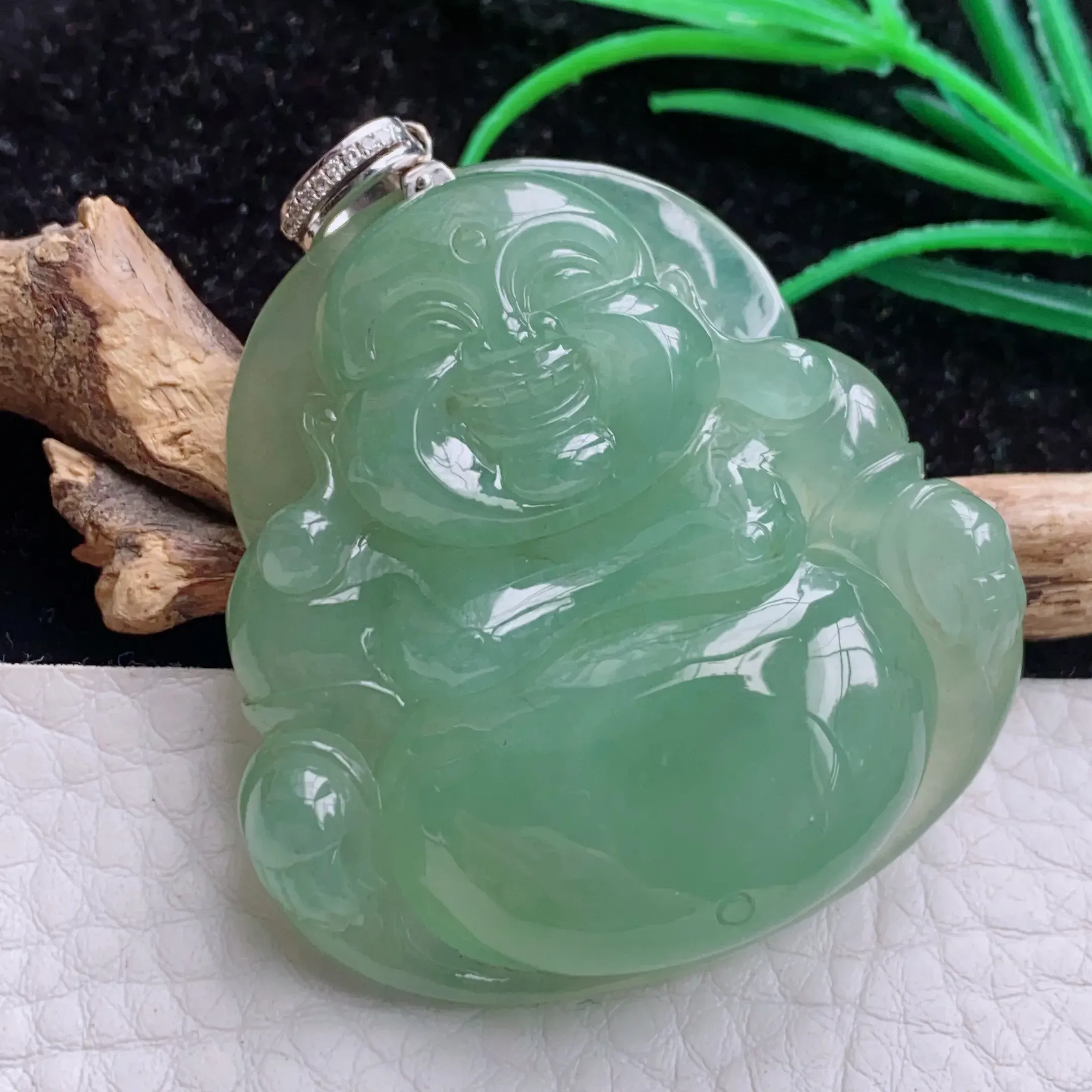 自然光实拍！特色冰油厚装笑佛 开心佛 翡翠玉坠  种老水足 冰胶感足 色泽均匀 玉质细腻. 雕工精美 形态饱满 佩戴高雅大方！扣头为18k金扣头！尺寸:46.3*45.1*12mm