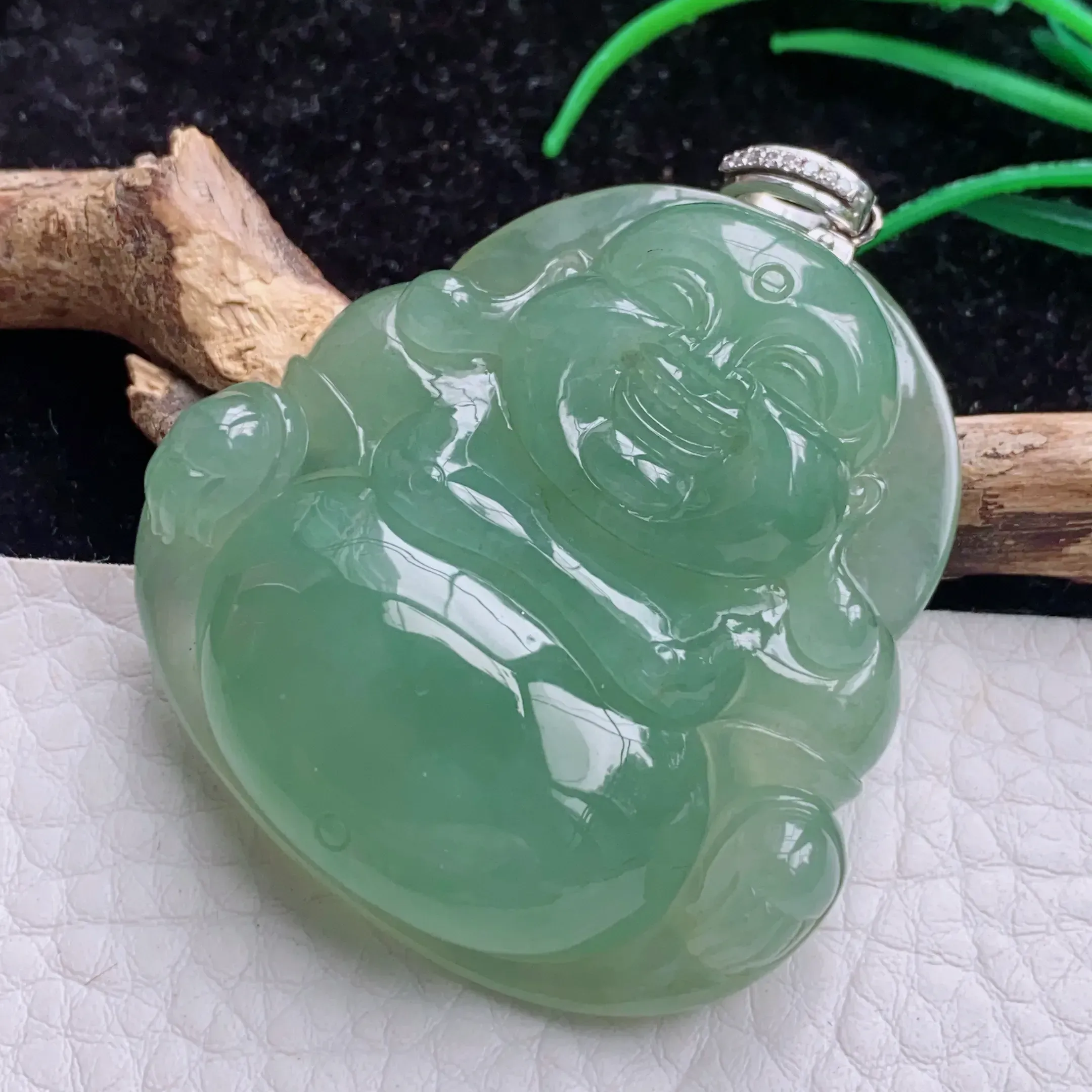 自然光实拍！特色冰油厚装笑佛 开心佛 翡翠玉坠  种老水足 冰胶感足 色泽均匀 玉质细腻. 雕工精美 形态饱满 佩戴高雅大方！扣头为18k金扣头！尺寸:46.3*45.1*12mm