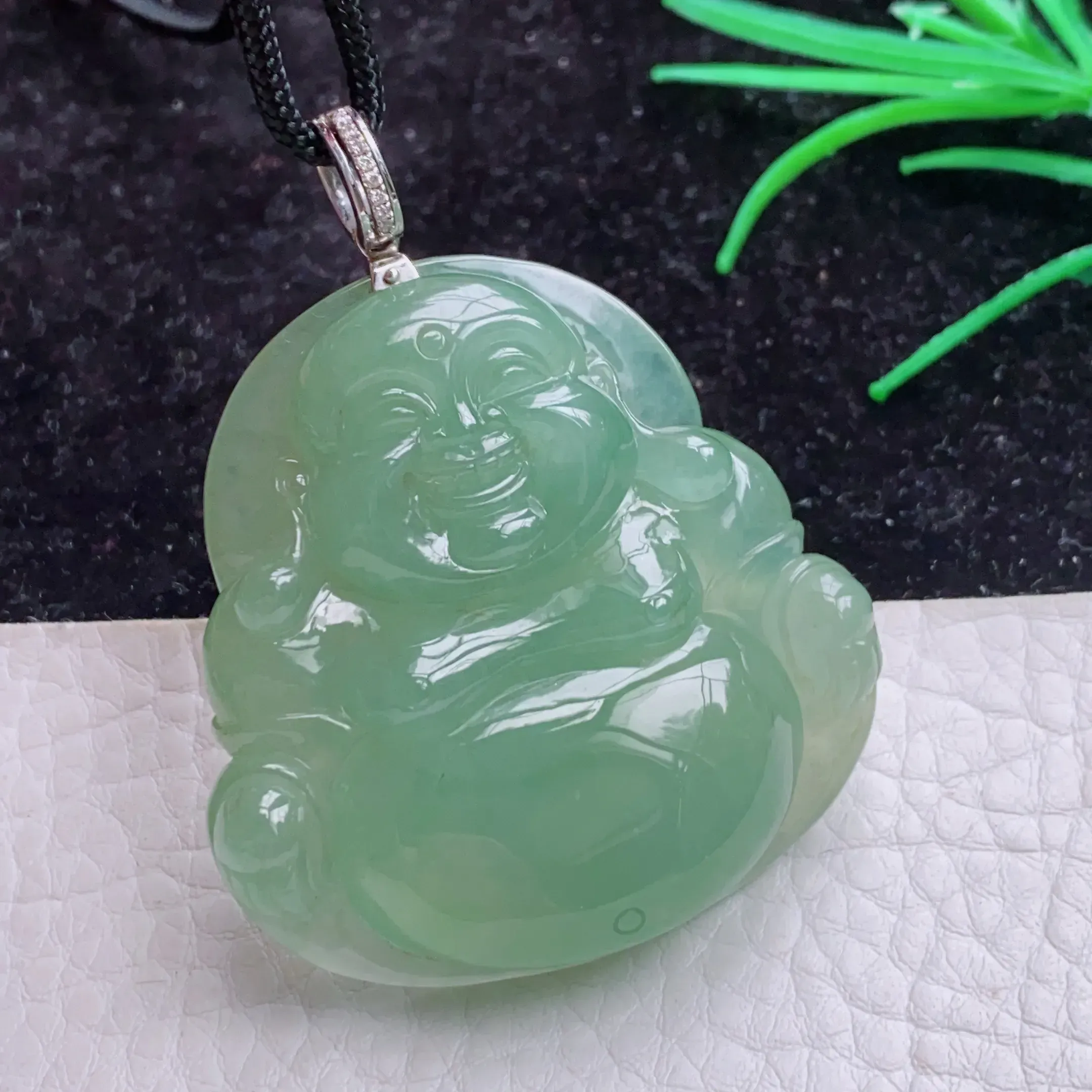 自然光实拍！特色冰油厚装笑佛 开心佛 翡翠玉坠  种老水足 冰胶感足 色泽均匀 玉质细腻. 雕工精美 形态饱满 佩戴高雅大方！扣头为18k金扣头！尺寸:46.3*45.1*12mm