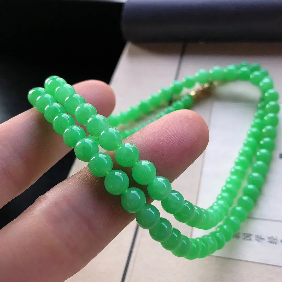 【宝贝】天然翡翠冰润阳绿圆珠项链
【尺寸】直径5.1-6.6（㎜）108颗佛珠
【描述】冰糯种，阳绿，玉质温润，颜色迷人，个别轻纹