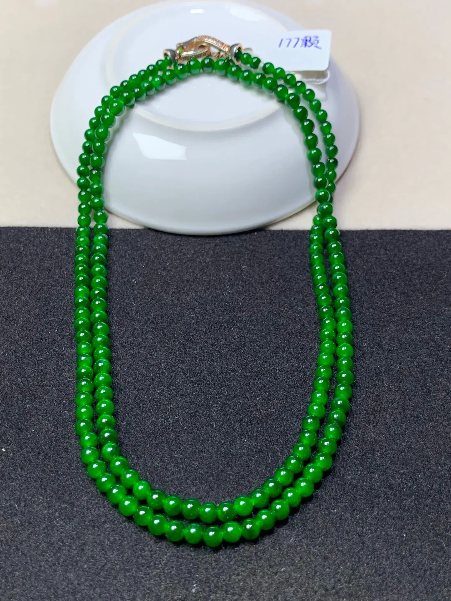 冰糯种辣绿圆珠项链，直径:3.8    177颗