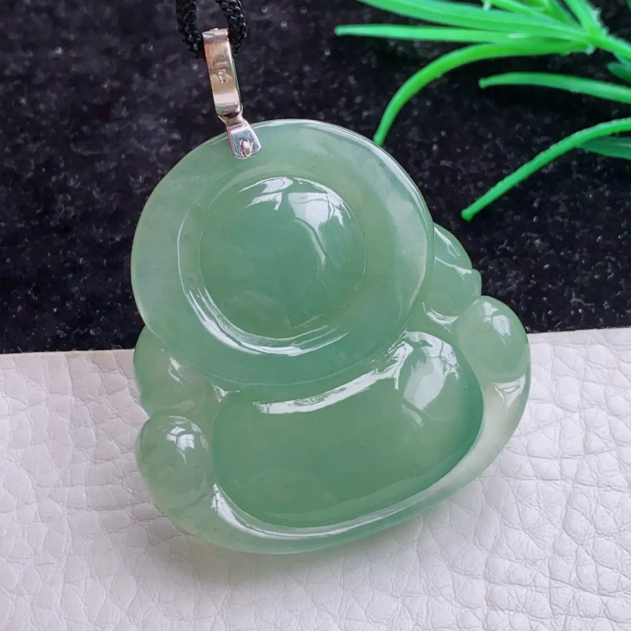 自然光实拍！特色冰油厚装笑佛 开心佛 翡翠玉坠  种老水足 冰胶感足 色泽均匀 玉质细腻. 雕工精美 形态饱满 佩戴高雅大方！扣头为18k金扣头！尺寸:46.3*45.1*12mm