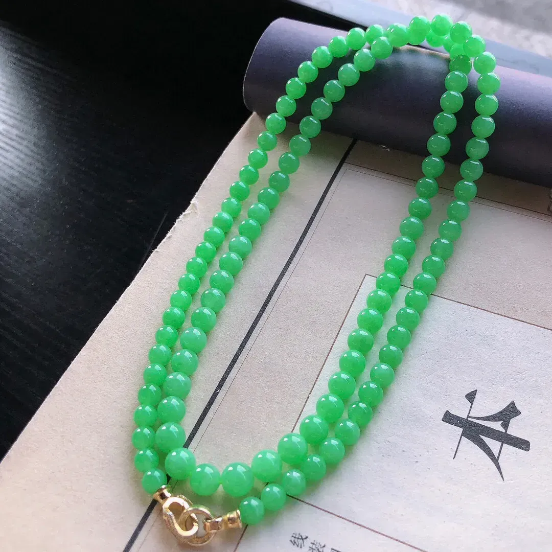 【宝贝】天然翡翠冰润阳绿圆珠项链
【尺寸】直径5.1-6.6（㎜）108颗佛珠
【描述】冰糯种，阳绿