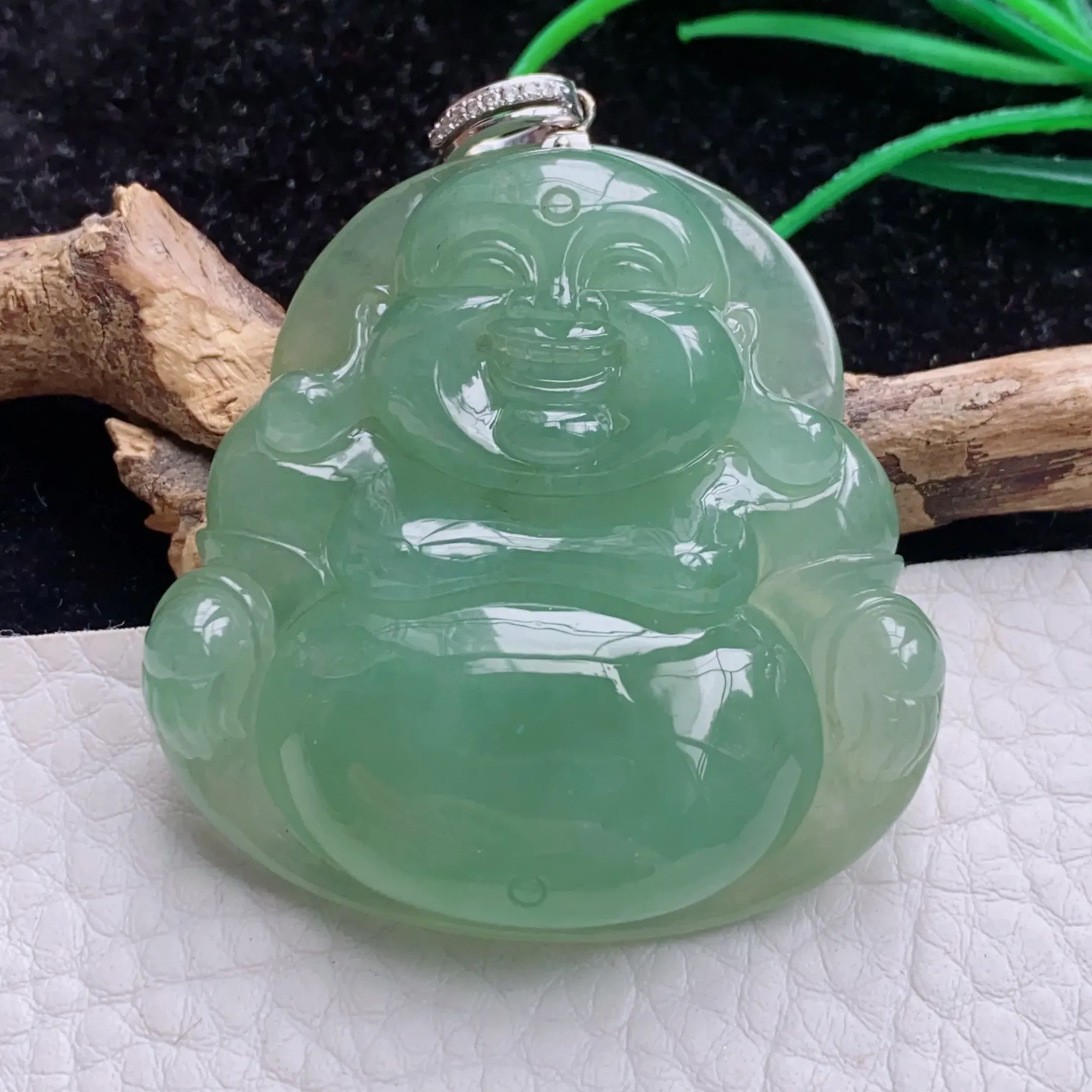自然光实拍！特色冰油厚装笑佛 开心佛 翡翠玉坠  种老水足 冰胶感足 色泽均匀 玉质细腻. 雕工精美 形态饱满 佩戴高雅大方！扣头为18k金扣头！尺寸:46.3*45.1*12mm