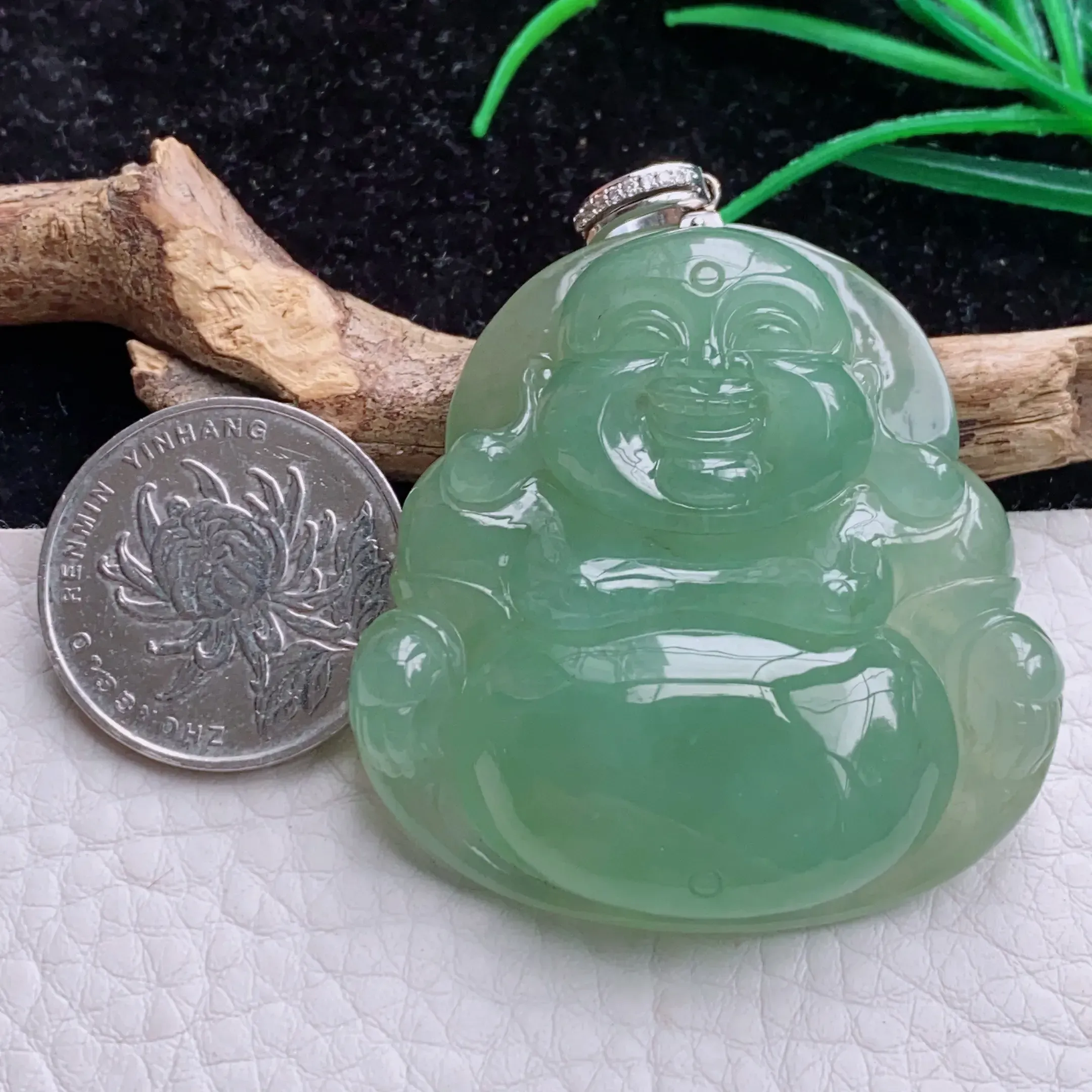 自然光实拍！特色冰油厚装笑佛 开心佛 翡翠玉坠  种老水足 冰胶感足 色泽均匀 玉质细腻. 雕工精美 形态饱满 佩戴高雅大方！扣头为18k金扣头！尺寸:46.3*45.1*12mm