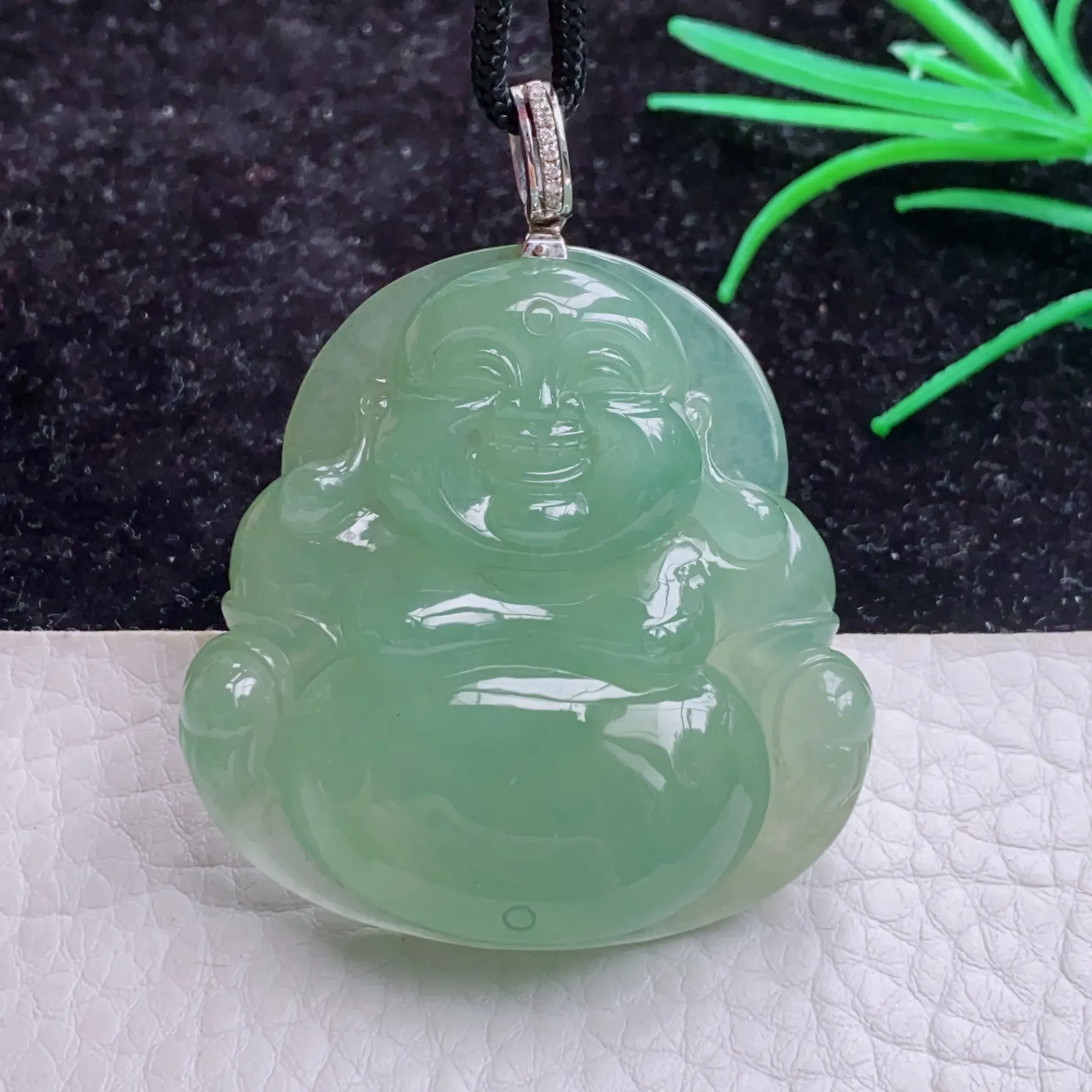 自然光实拍！特色冰油厚装笑佛 开心佛 翡翠玉坠  种老水足 冰胶感足 色泽均匀 玉质细腻. 雕工精美 形态饱满 佩戴高雅大方！扣头为18k金扣头！尺寸:46.3*45.1*12mm