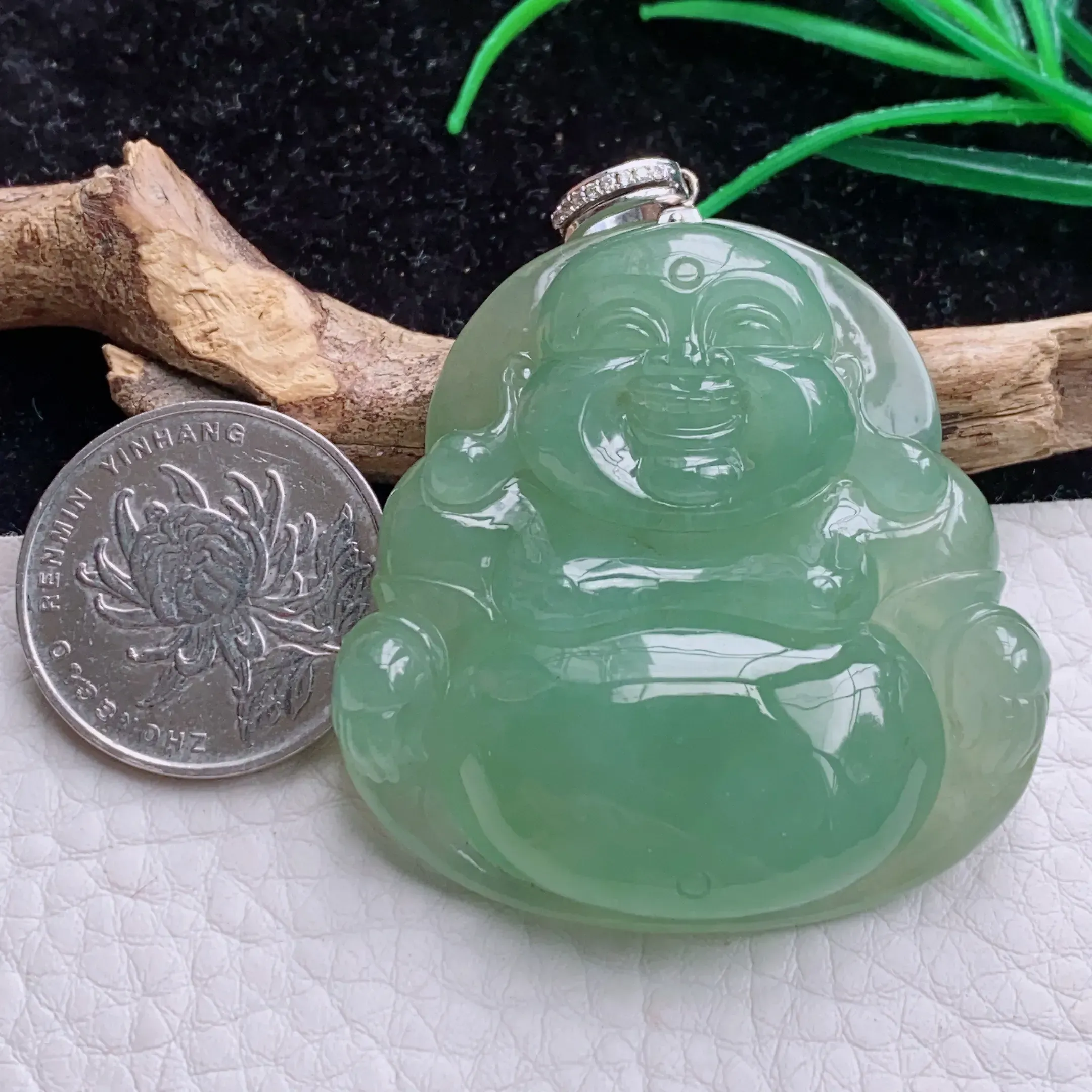自然光实拍！特色冰油厚装笑佛 开心佛 翡翠玉坠  种老水足 冰胶感足 色泽均匀 玉质细腻. 雕工精美 形态饱满 佩戴高雅大方！扣头为18k金扣头！尺寸:46.3*45.1*12mm
