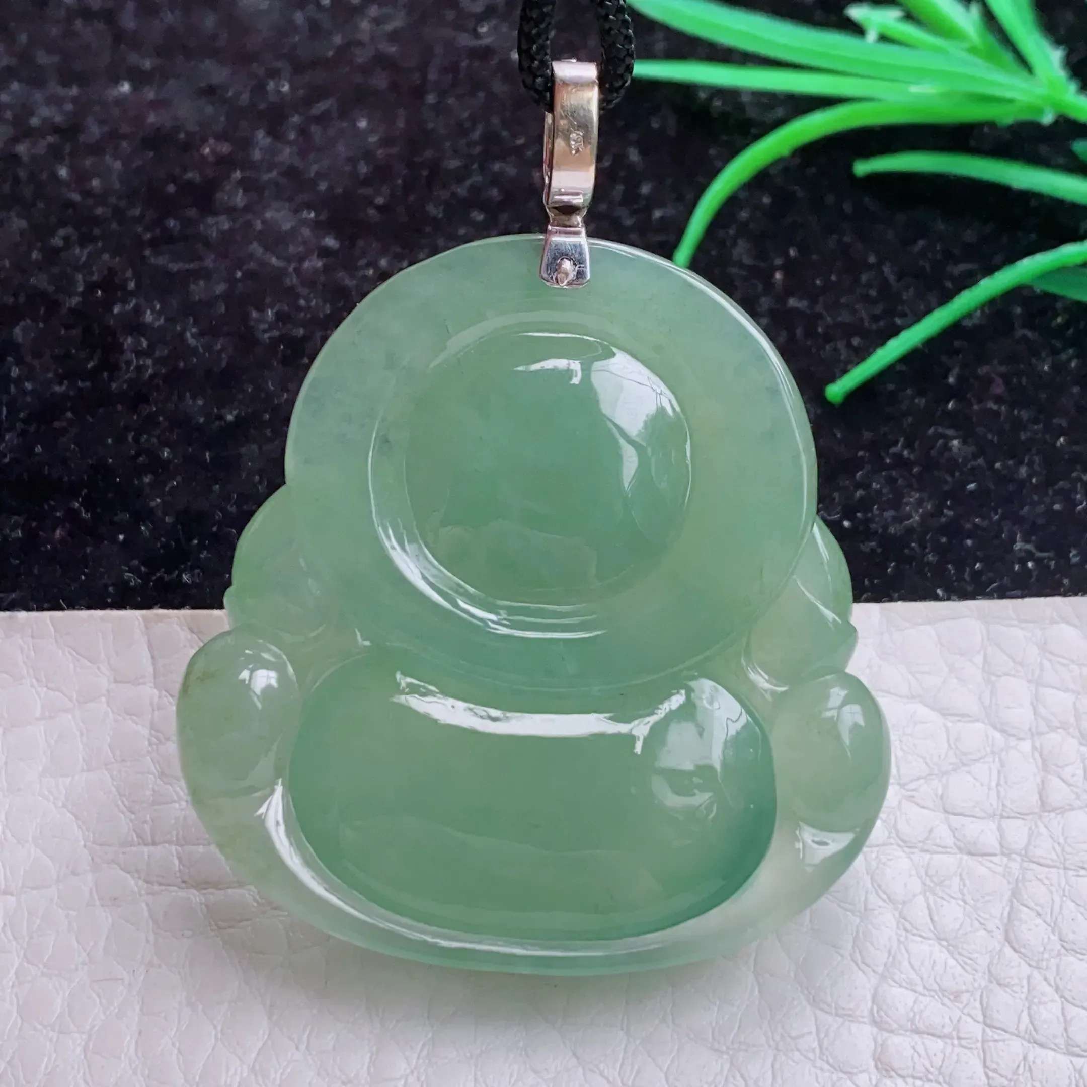 自然光实拍！特色冰油厚装笑佛 开心佛 翡翠玉坠  种老水足 冰胶感足 色泽均匀 玉质细腻. 雕工精美 形态饱满 佩戴高雅大方！扣头为18k金扣头！尺寸:46.3*45.1*12mm