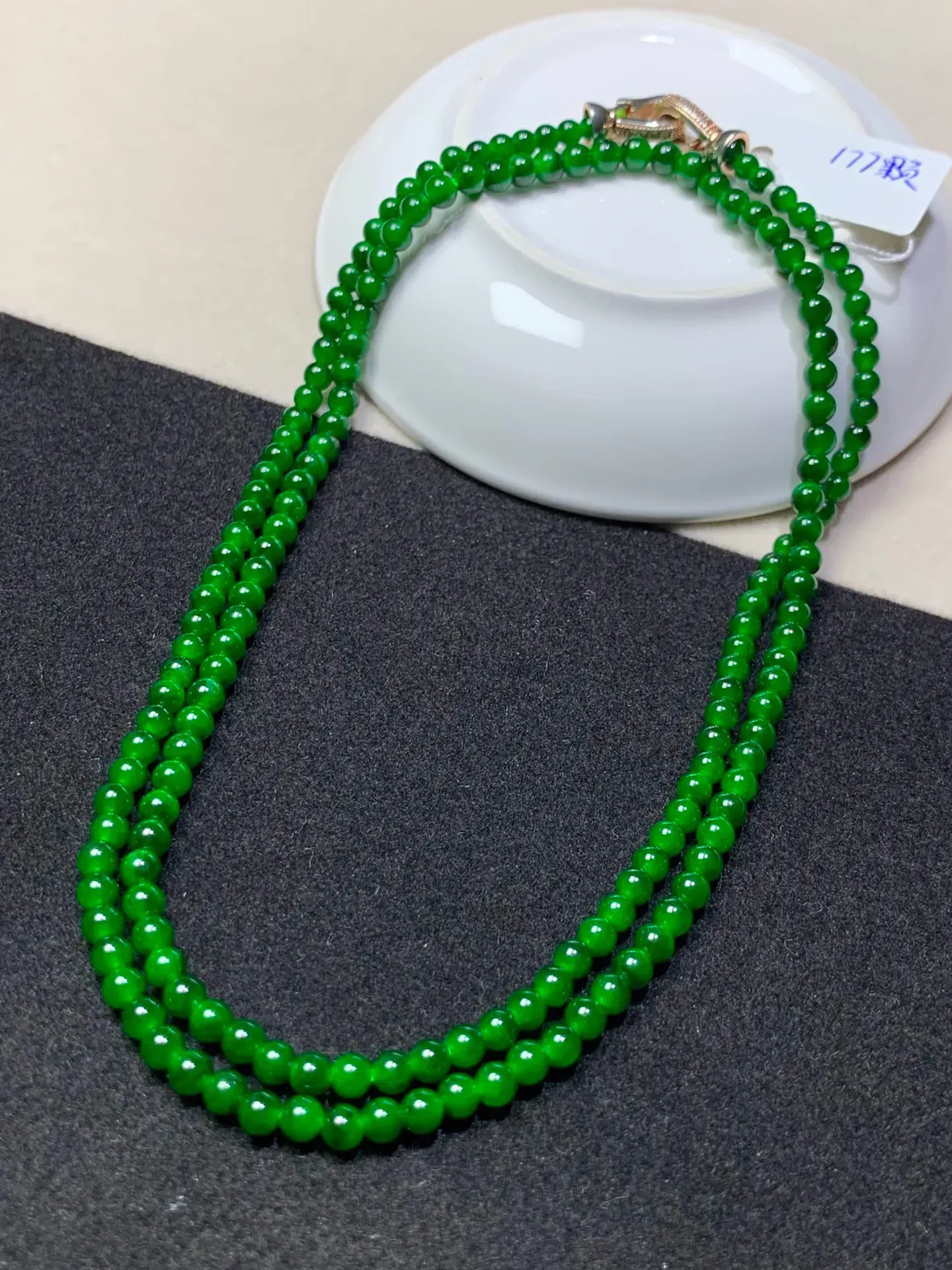 冰糯种辣绿圆珠项链，直径:3.8    177颗