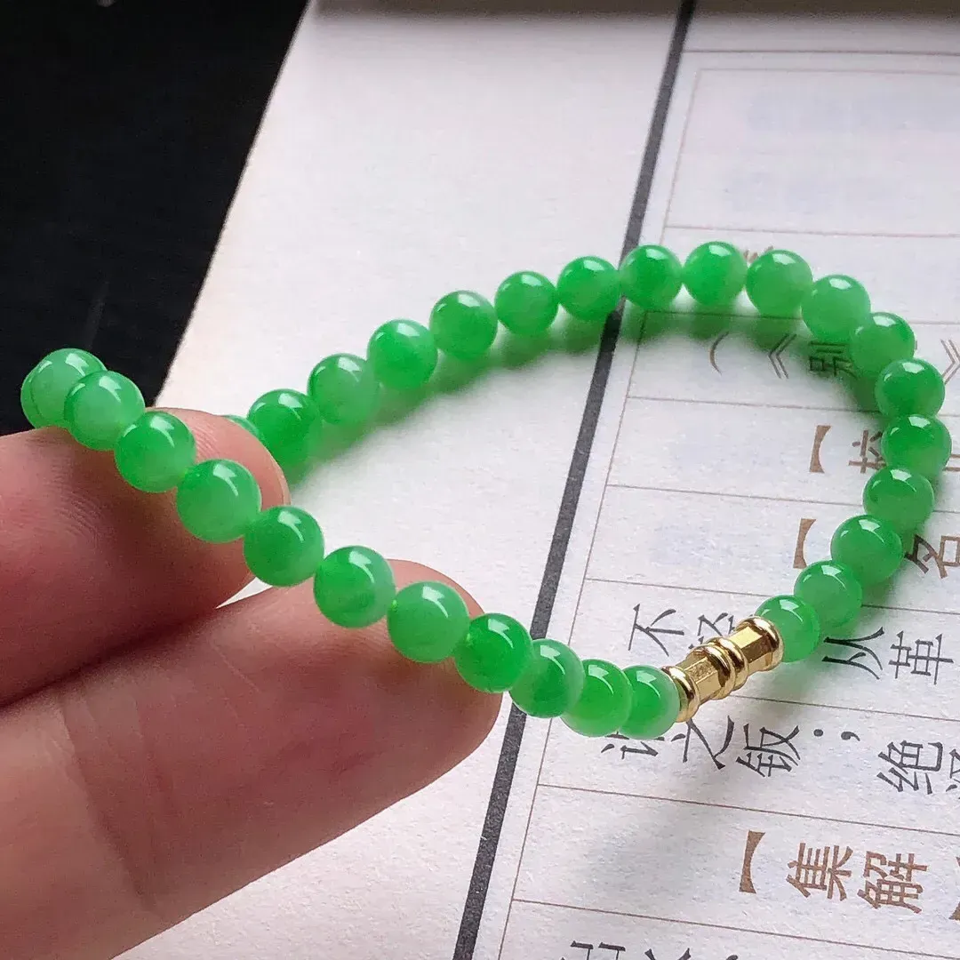 【宝贝】天然翡翠冰润阳绿圆珠手串
【尺寸】直径4.5-6.2（㎜）34颗
【描述】冰糯种，阳绿，玉质温润，色泽鲜艳，个别轻纹