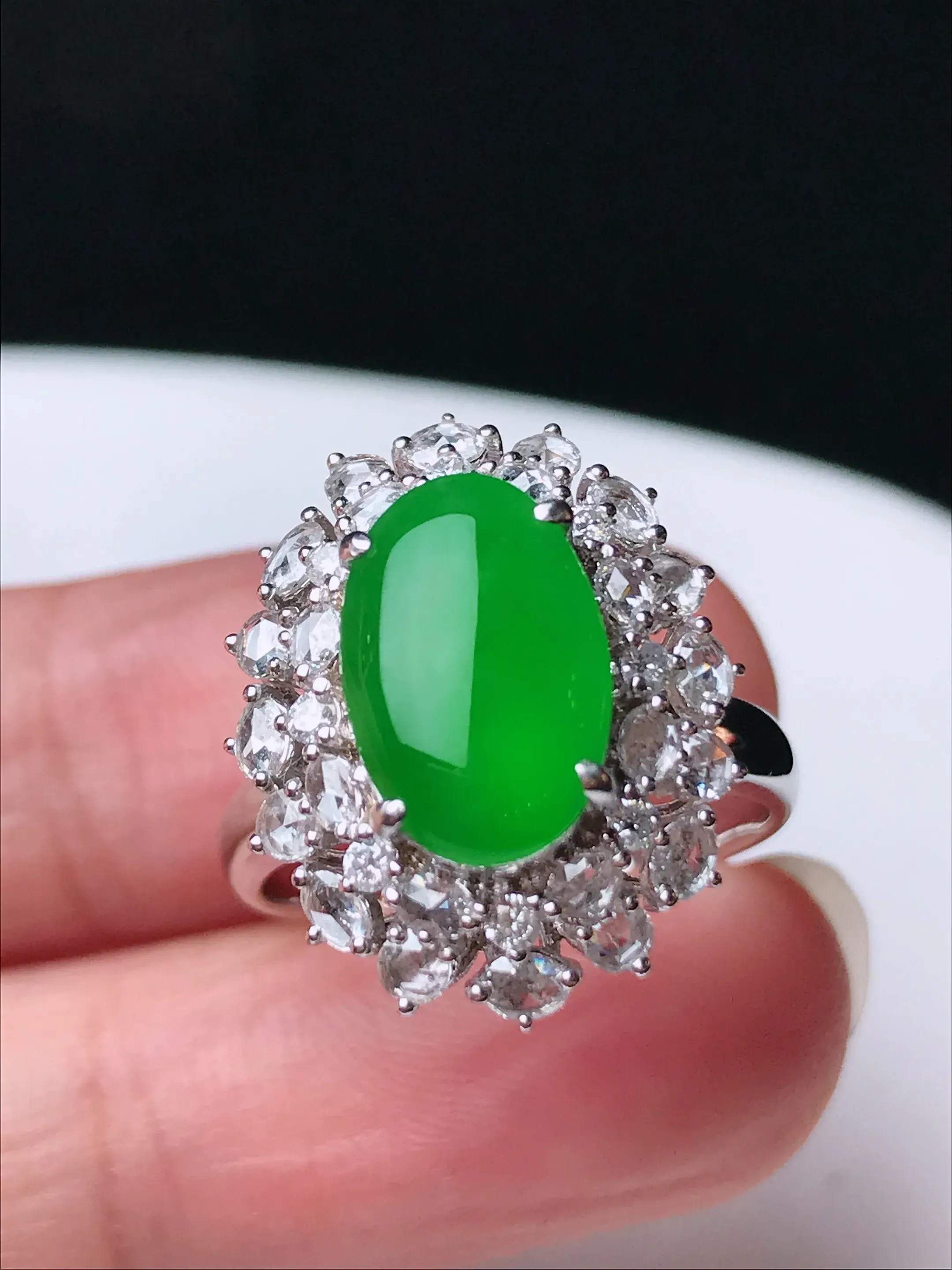 严选推荐戒指，老坑冰种满绿蛋面戒指，18k金钻镶嵌而成，底子细腻，品相佳，佩戴效果出众，尽显气