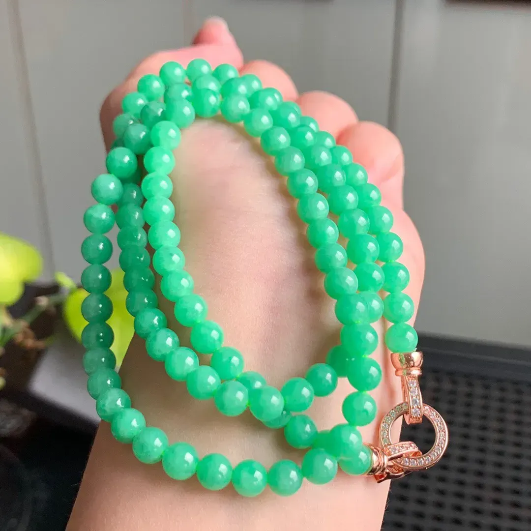 糯种阳绿珠链，颜色漂亮，色泽艳丽